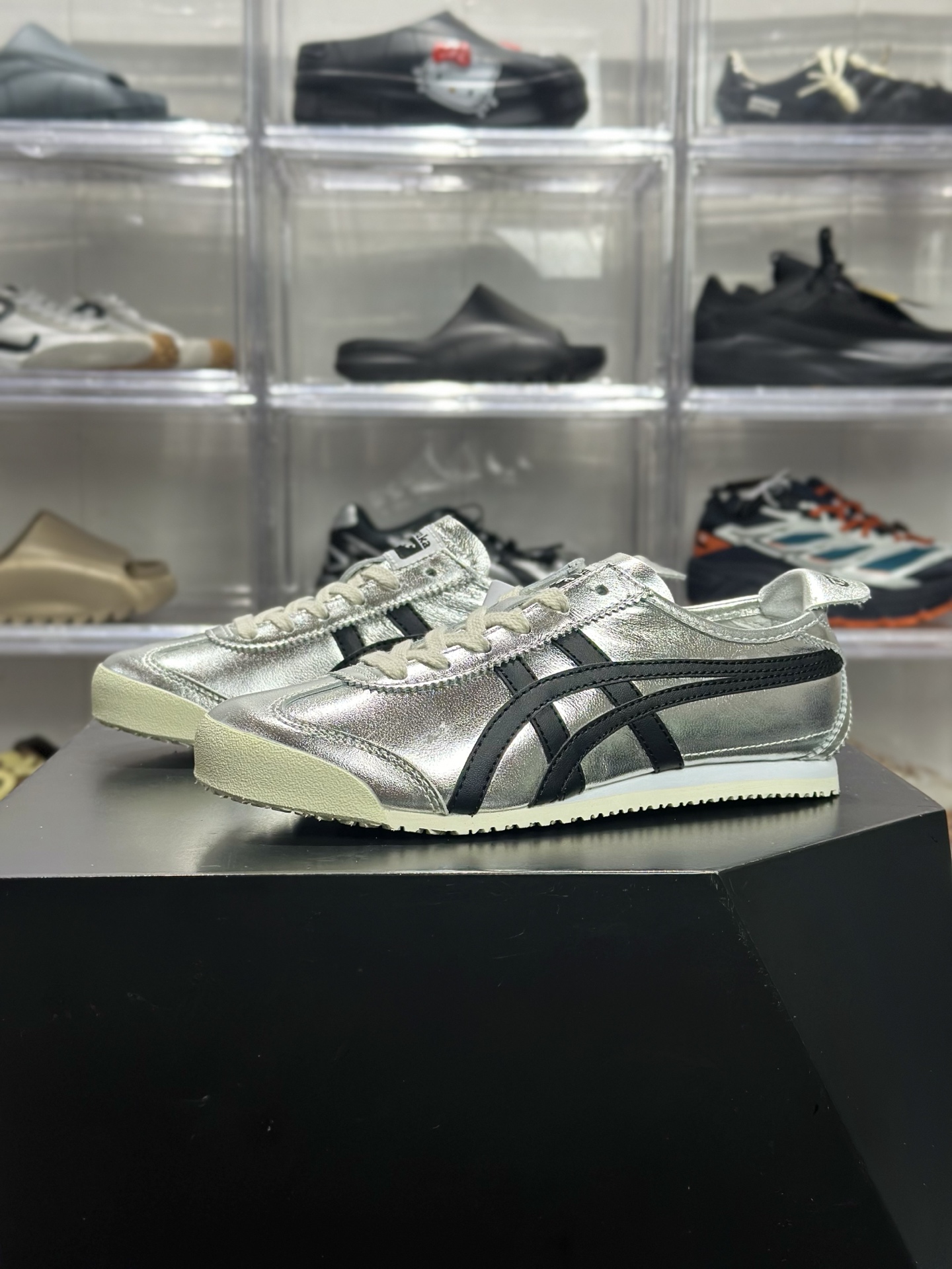 Onitsuka Tiger(鬼塚虎)经典的 MEXICO 66 系列休闲鞋 配色为银色 黑色(金属银 + 酷黑) 1183B566-020-Chinese UA Cheap High Quatity Brand Clothes Bags handbags Sneakers wholesale wholesaler seller from China Factory suppliers Fashion Clothing Shoes best Quality Beautiful Price Onitsuka Tiger(鬼塚虎)经典的 MEXICO 66 系列休闲鞋 配色为银色 黑色(金属银 + 酷黑) 1183B566-020
