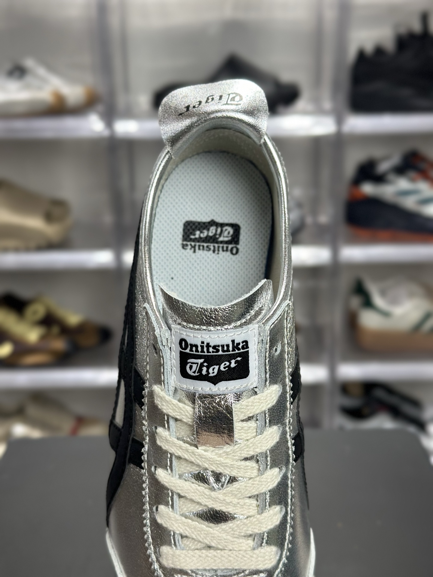 Onitsuka Tiger(鬼塚虎)经典的 MEXICO 66 系列休闲鞋 配色为银色 黑色(金属银 + 酷黑) 1183B566-020-Chinese UA Cheap High Quatity Brand Clothes Bags handbags Sneakers wholesale wholesaler seller from China Factory suppliers Fashion Clothing Shoes best Quality Beautiful Price Onitsuka Tiger(鬼塚虎)经典的 MEXICO 66 系列休闲鞋 配色为银色 黑色(金属银 + 酷黑) 1183B566-020