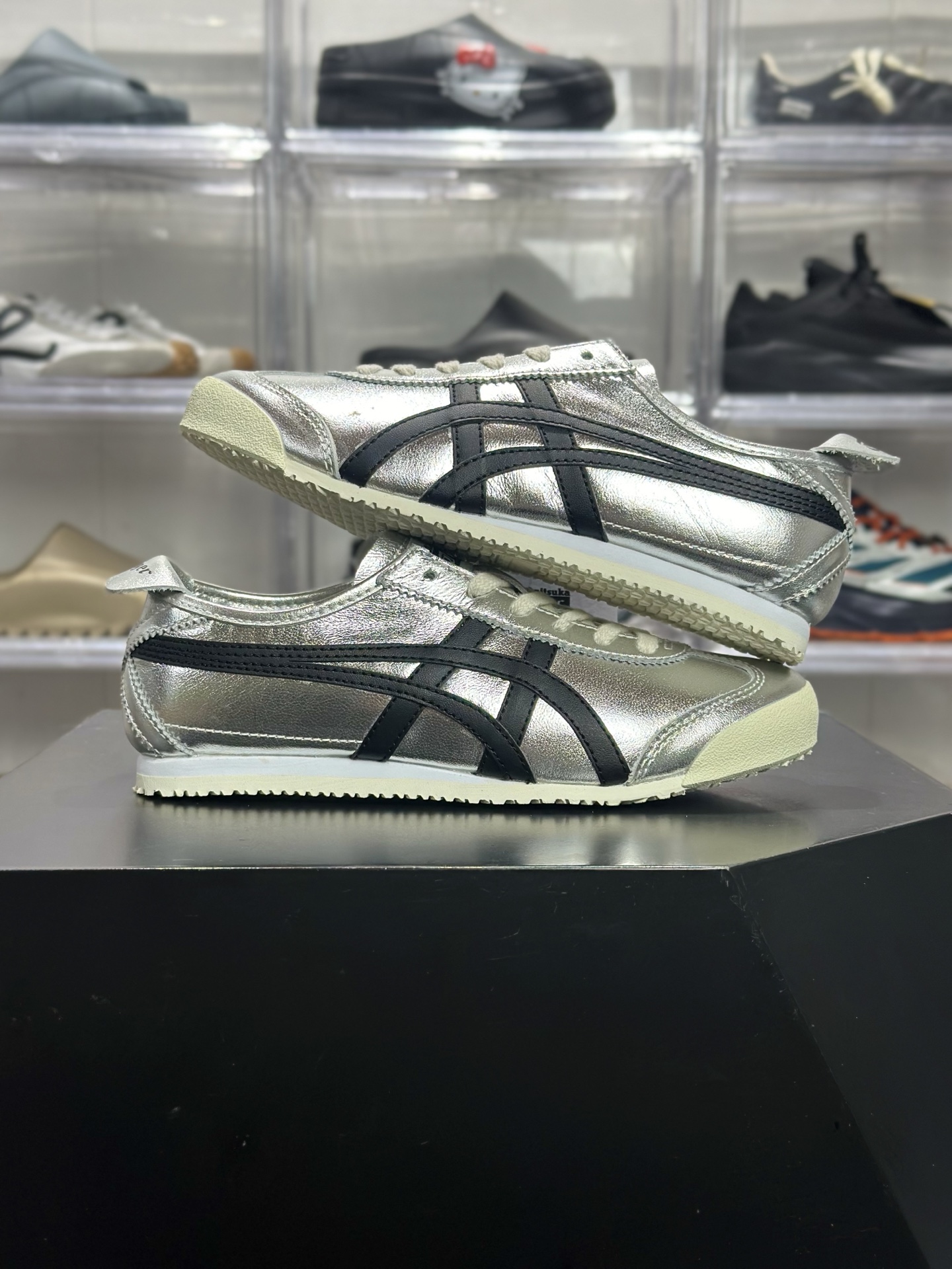 Onitsuka Tiger(鬼塚虎)经典的 MEXICO 66 系列休闲鞋 配色为银色 黑色(金属银 + 酷黑) 1183B566-020-Chinese UA Cheap High Quatity Brand Clothes Bags handbags Sneakers wholesale wholesaler seller from China Factory suppliers Fashion Clothing Shoes best Quality Beautiful Price Onitsuka Tiger(鬼塚虎)经典的 MEXICO 66 系列休闲鞋 配色为银色 黑色(金属银 + 酷黑) 1183B566-020