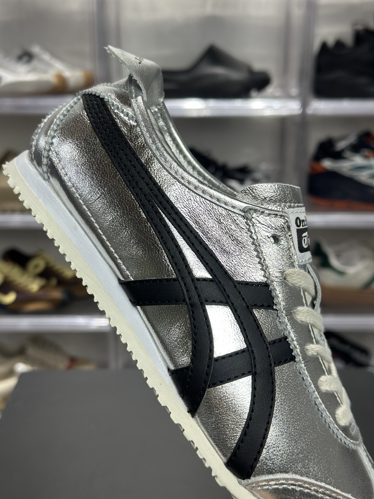 Onitsuka Tiger(鬼塚虎)经典的 MEXICO 66 系列休闲鞋 配色为银色 黑色(金属银 + 酷黑) 1183B566-020-Chinese UA Cheap High Quatity Brand Clothes Bags handbags Sneakers wholesale wholesaler seller from China Factory suppliers Fashion Clothing Shoes best Quality Beautiful Price Onitsuka Tiger(鬼塚虎)经典的 MEXICO 66 系列休闲鞋 配色为银色 黑色(金属银 + 酷黑) 1183B566-020