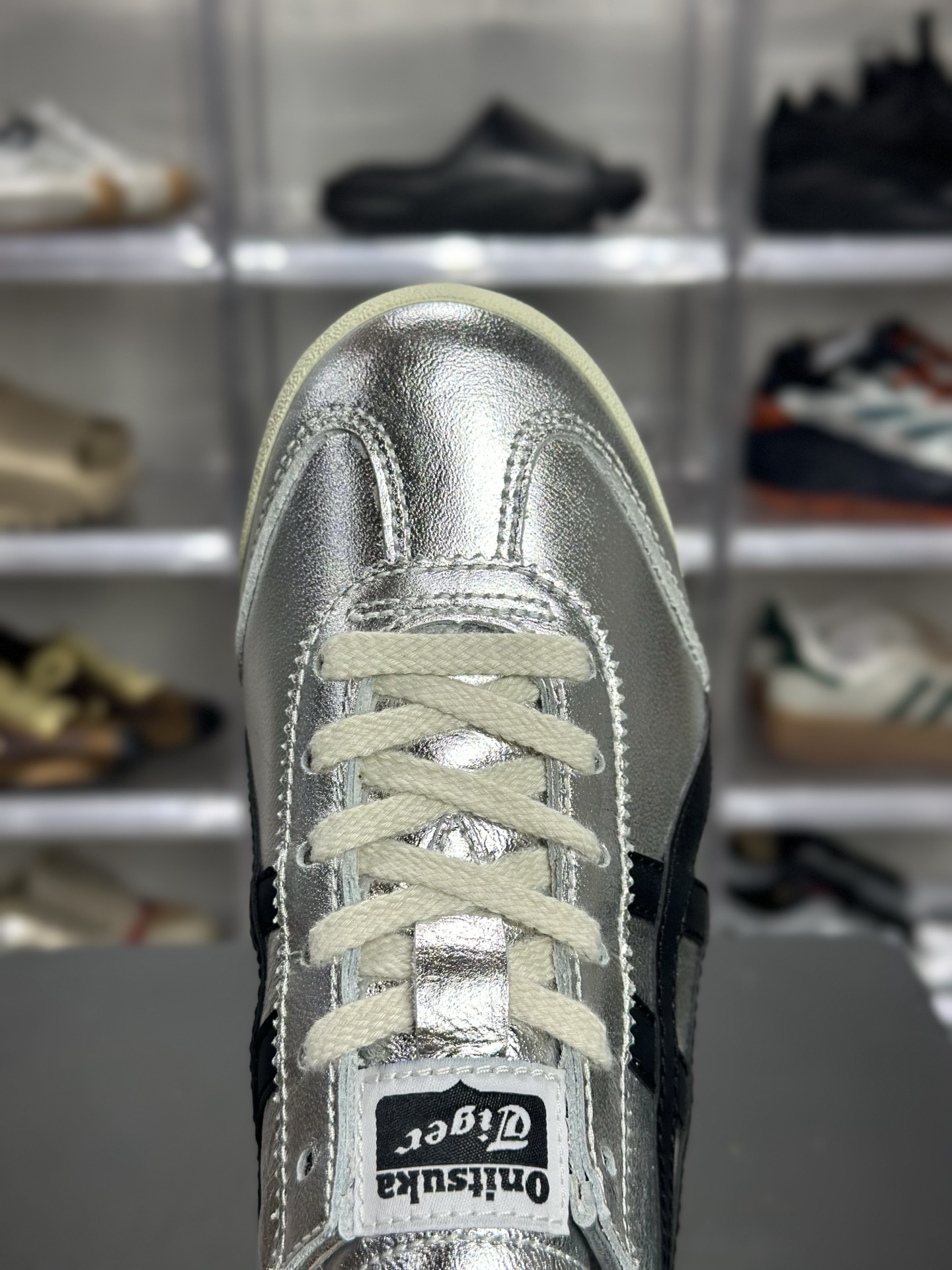 Onitsuka Tiger(鬼塚虎)经典的 MEXICO 66 系列休闲鞋 配色为银色 黑色(金属银 + 酷黑) 1183B566-020-Chinese UA Cheap High Quatity Brand Clothes Bags handbags Sneakers wholesale wholesaler seller from China Factory suppliers Fashion Clothing Shoes best Quality Beautiful Price Onitsuka Tiger(鬼塚虎)经典的 MEXICO 66 系列休闲鞋 配色为银色 黑色(金属银 + 酷黑) 1183B566-020
