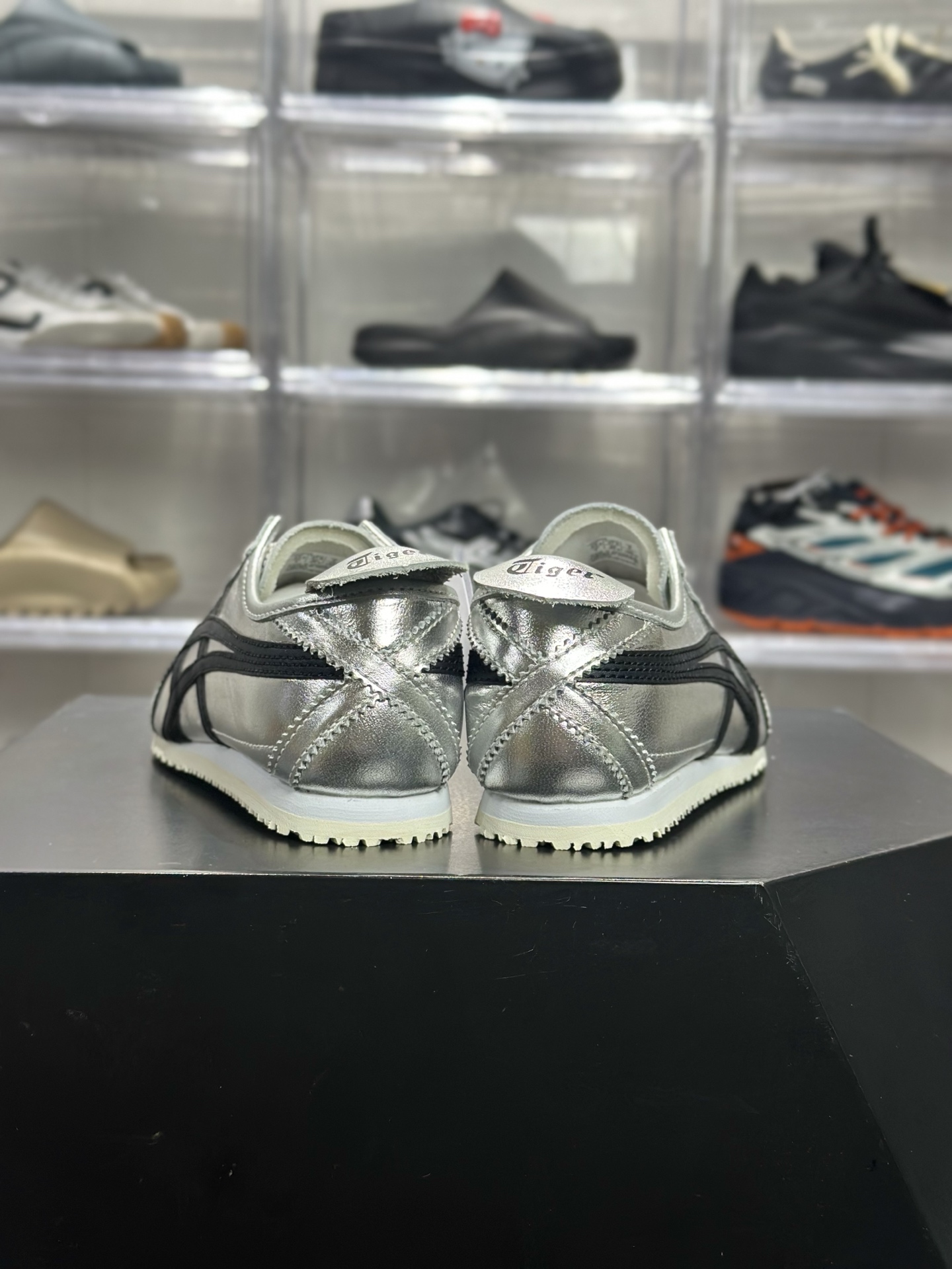 Onitsuka Tiger(鬼塚虎)经典的 MEXICO 66 系列休闲鞋 配色为银色 黑色(金属银 + 酷黑) 1183B566-020-Chinese UA Cheap High Quatity Brand Clothes Bags handbags Sneakers wholesale wholesaler seller from China Factory suppliers Fashion Clothing Shoes best Quality Beautiful Price Onitsuka Tiger(鬼塚虎)经典的 MEXICO 66 系列休闲鞋 配色为银色 黑色(金属银 + 酷黑) 1183B566-020