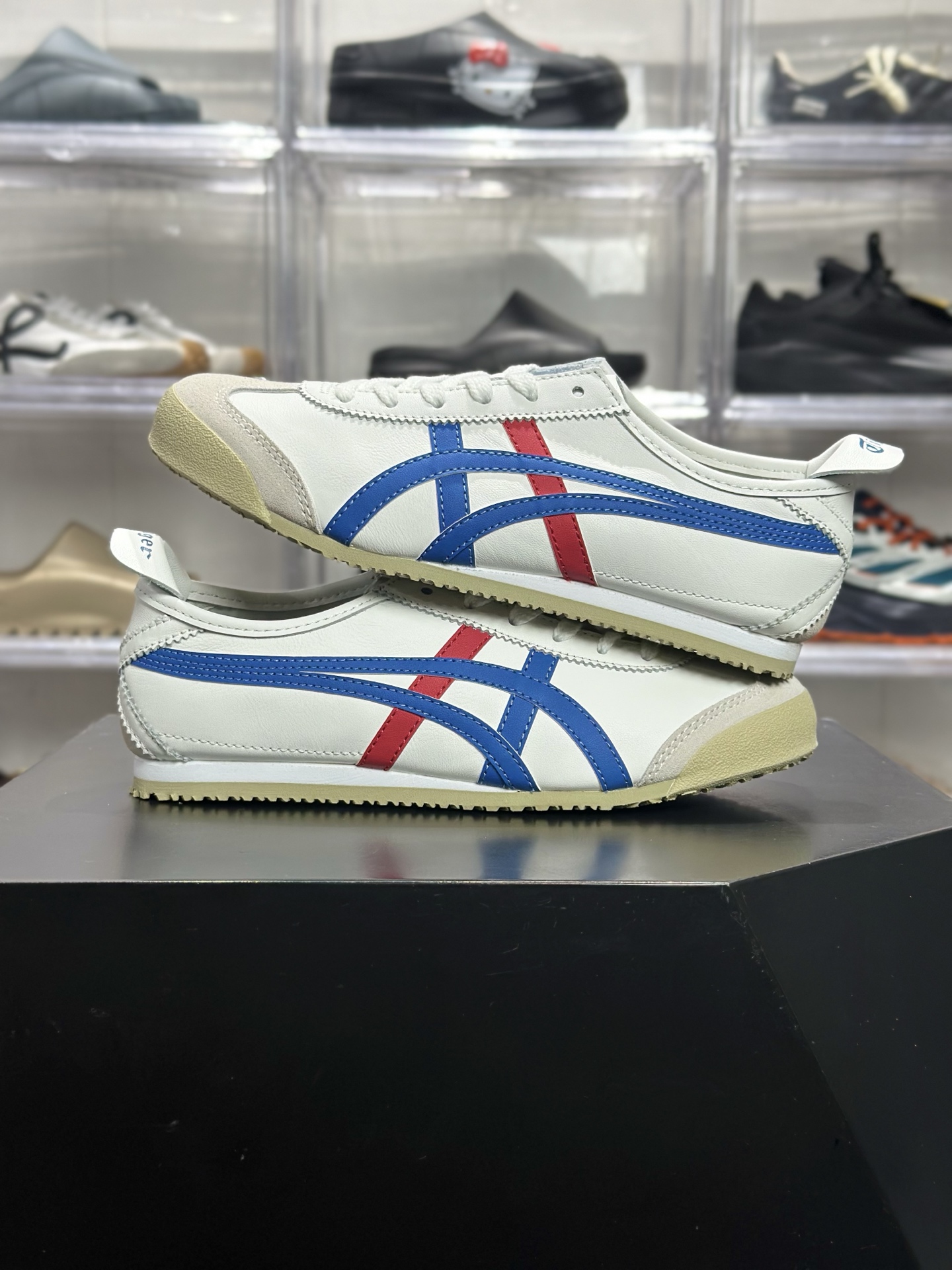 200 Onitsuka Tiger（鬼塚虎）经典的 MEXICO 66 系列休闲鞋 配色为白 蓝红 DL408-0146