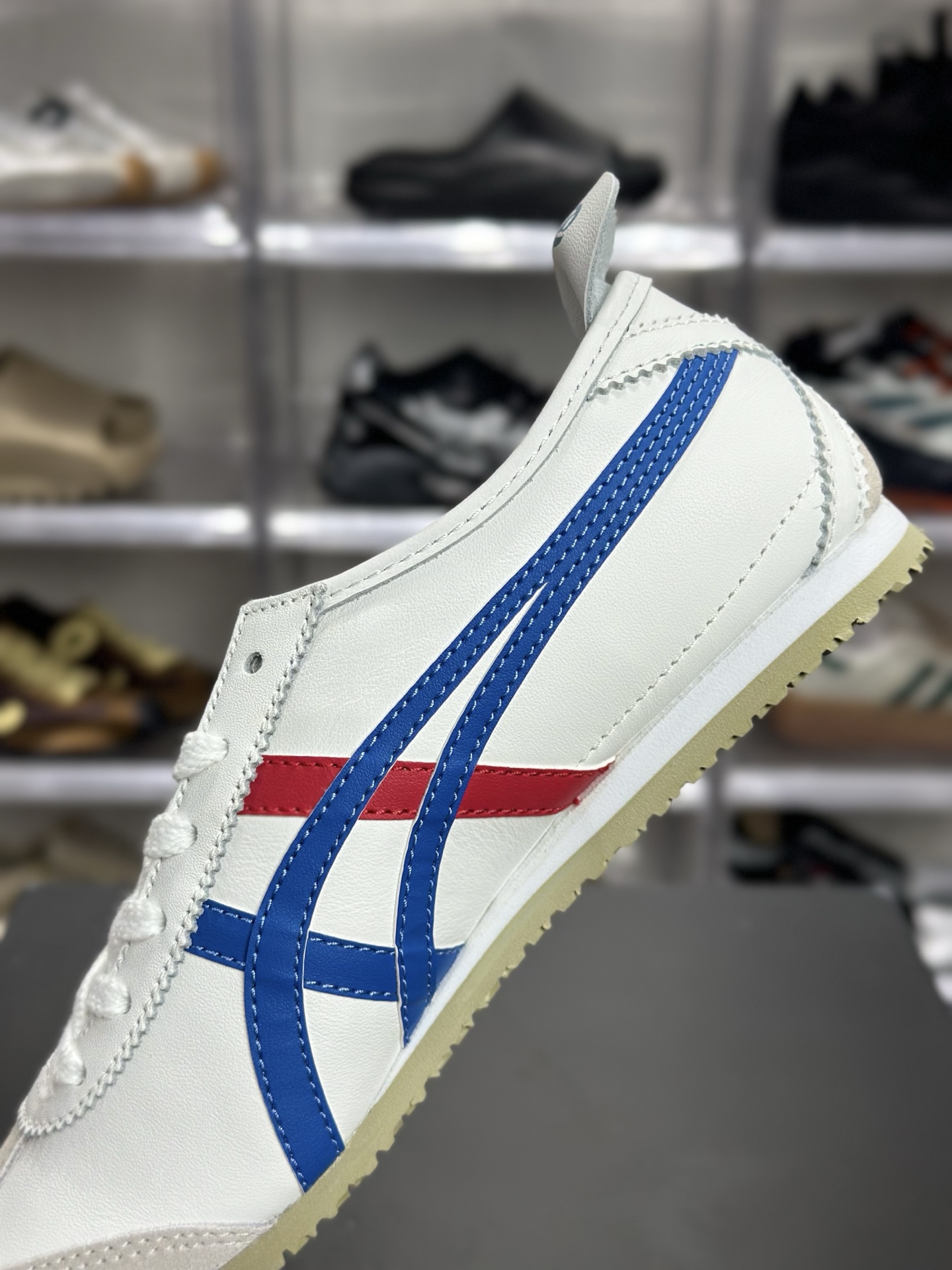 200 Onitsuka Tiger（鬼塚虎）经典的 MEXICO 66 系列休闲鞋 配色为白 蓝红 DL408-0146