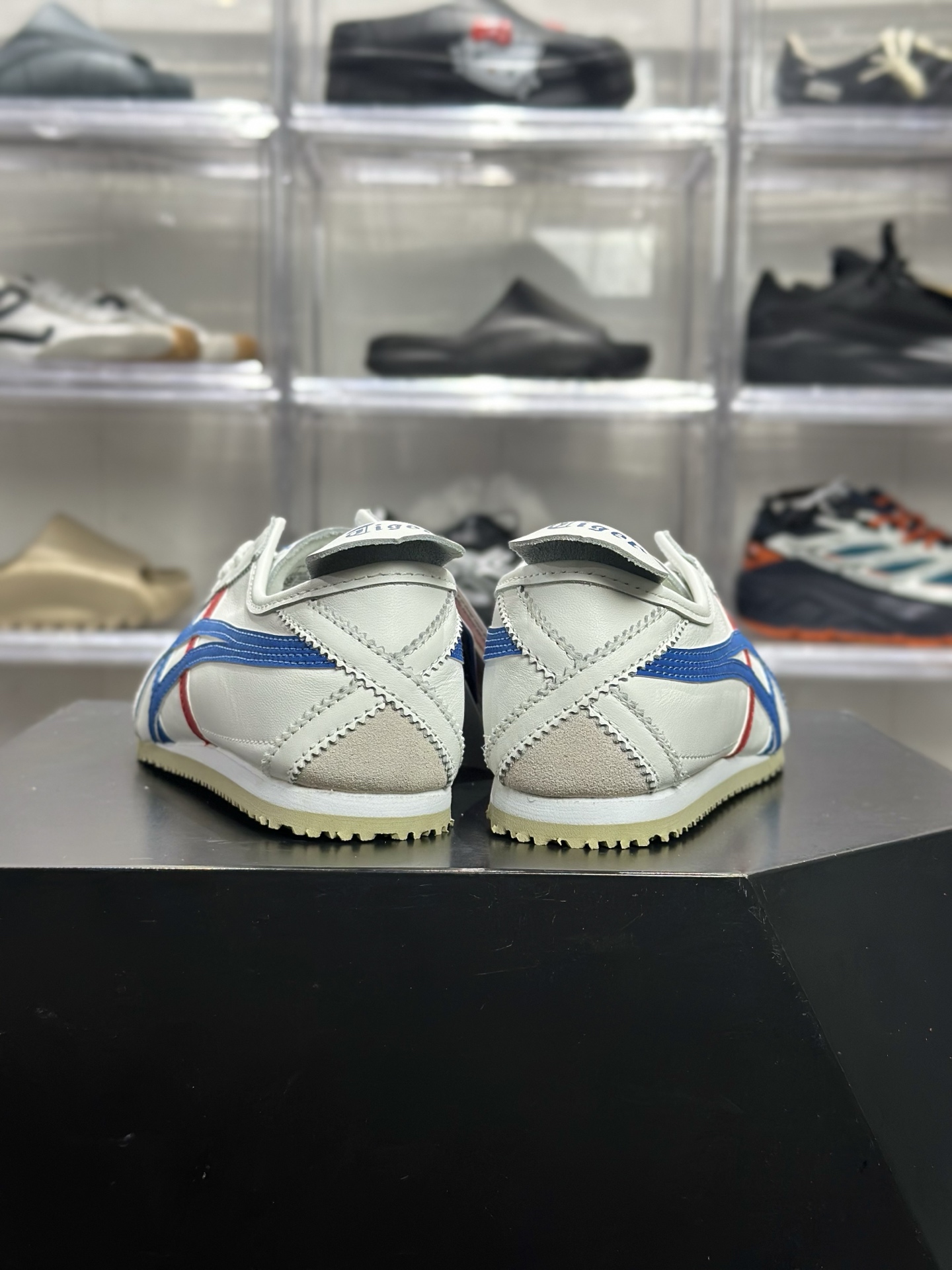 200 Onitsuka Tiger（鬼塚虎）经典的 MEXICO 66 系列休闲鞋 配色为白 蓝红 DL408-0146
