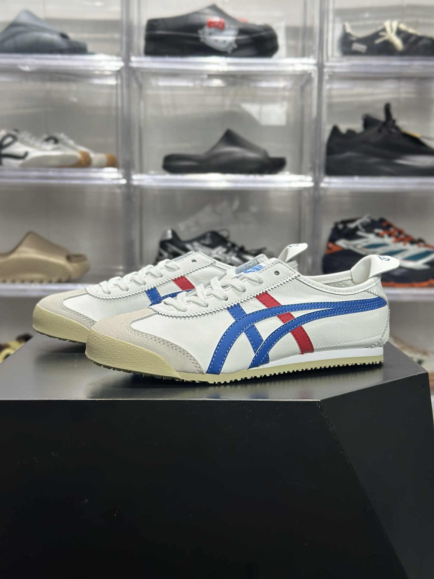 200 Onitsuka Tiger（鬼塚虎）经典的 MEXICO 66 系列休闲鞋 配色为白 蓝红 DL408-0146