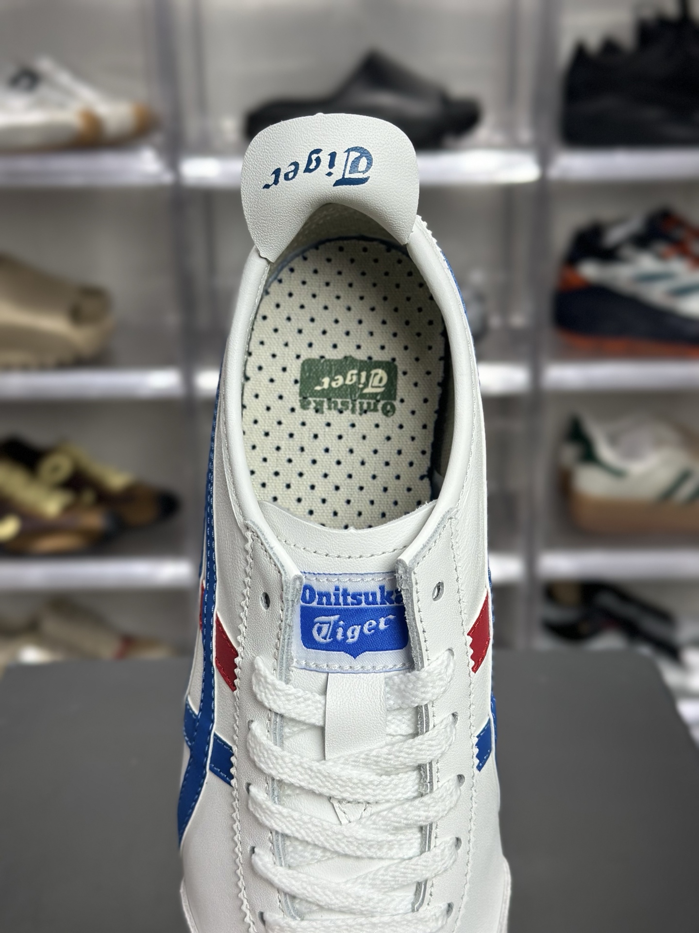 200 Onitsuka Tiger（鬼塚虎）经典的 MEXICO 66 系列休闲鞋 配色为白 蓝红 DL408-0146