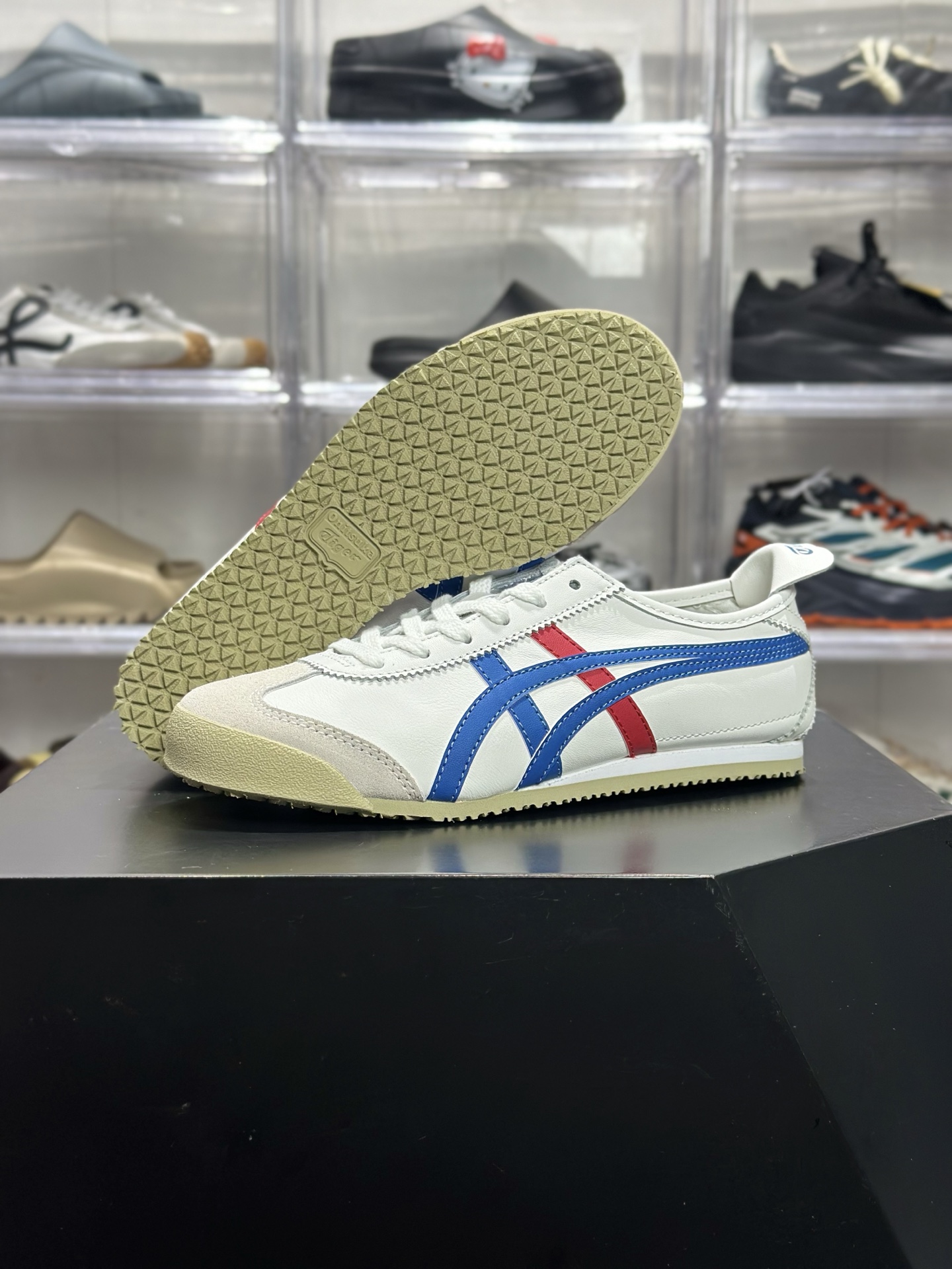 200 Onitsuka Tiger（鬼塚虎）经典的 MEXICO 66 系列休闲鞋 配色为白 蓝红 DL408-0146