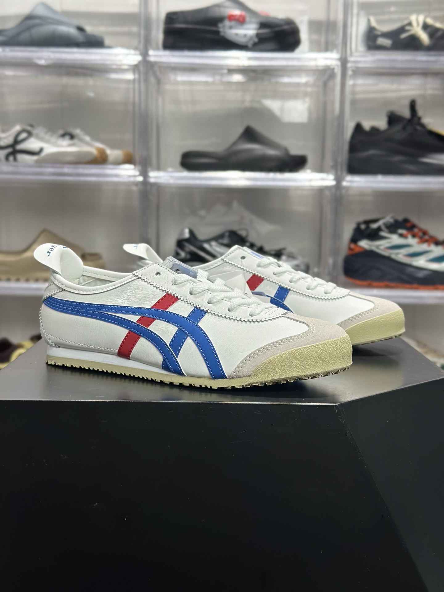 200 Onitsuka Tiger（鬼塚虎）经典的 MEXICO 66 系列休闲鞋 配色为白 蓝红 DL408-0146