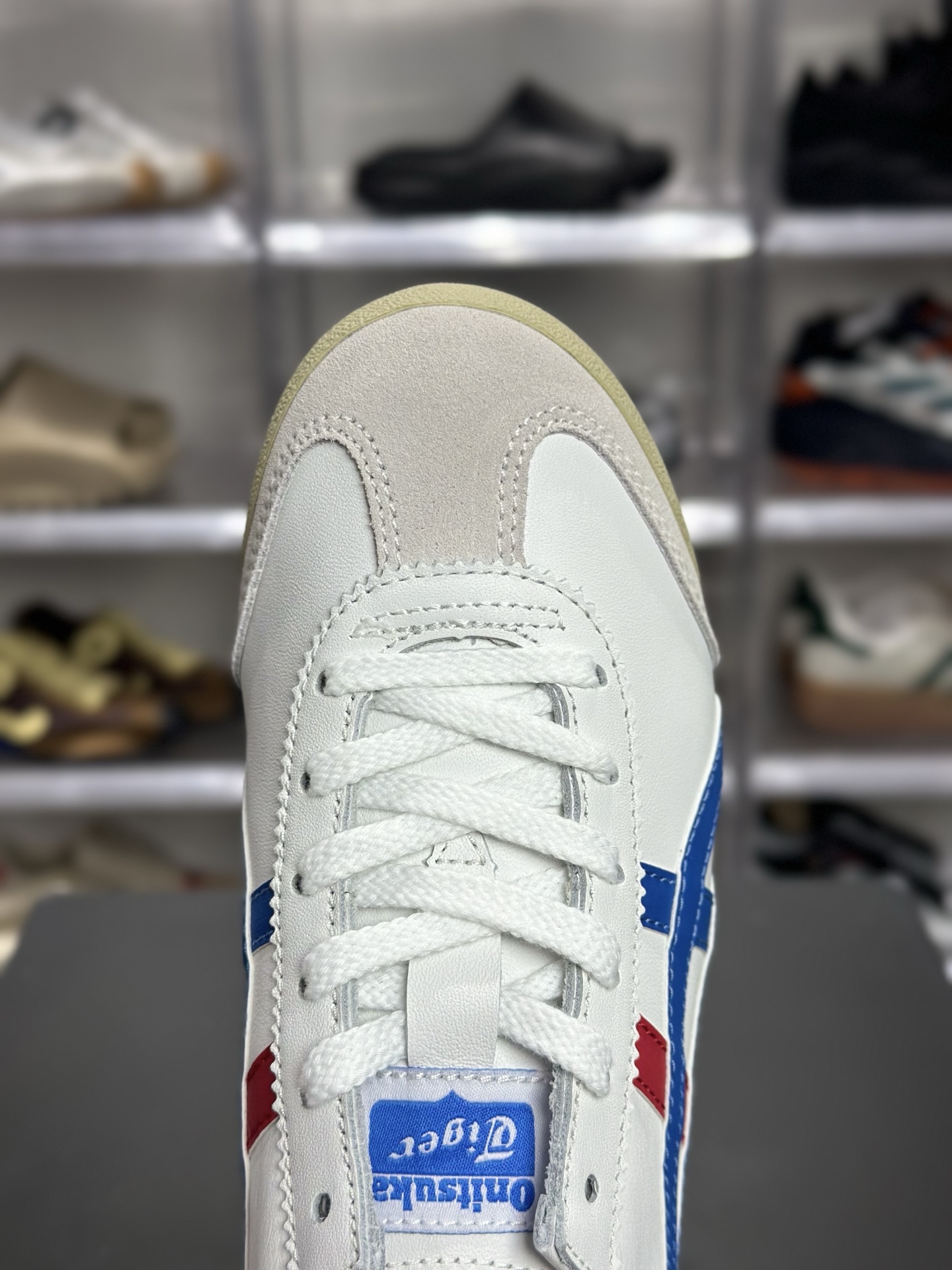 200 Onitsuka Tiger（鬼塚虎）经典的 MEXICO 66 系列休闲鞋 配色为白 蓝红 DL408-0146