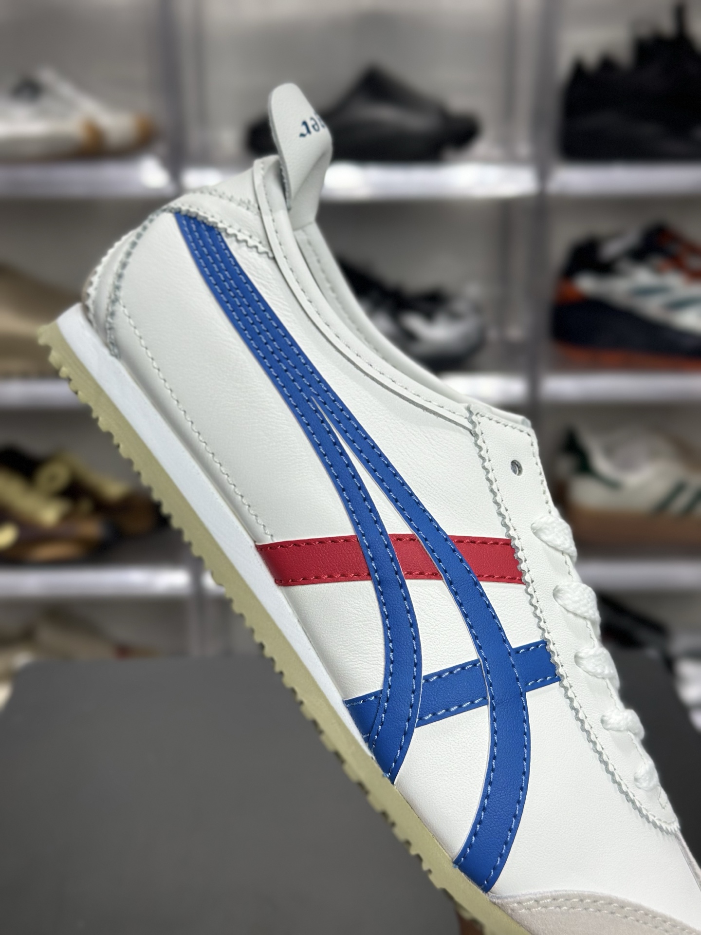 200 Onitsuka Tiger（鬼塚虎）经典的 MEXICO 66 系列休闲鞋 配色为白 蓝红 DL408-0146