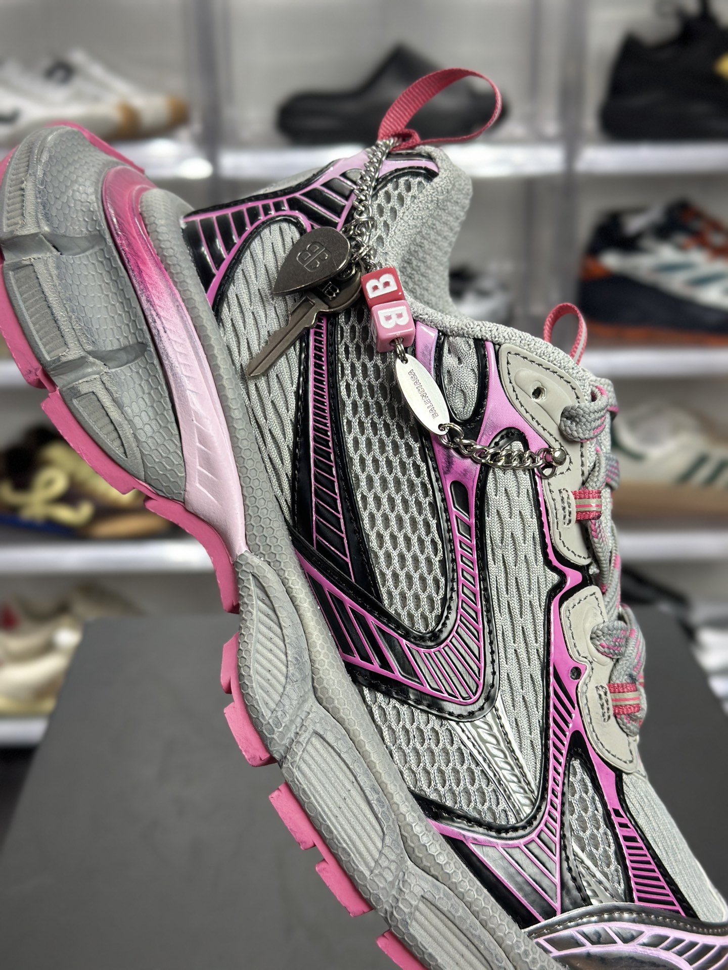 Balenciaga 3XL 灰粉限定款 链条装饰版 814266-Top High Quatity Cheap Sneakers Fashion Clothing Clothes Bags handbags Shoes of all Brand wholesale With The best Quality And Beautiful Price from China Factory Chinese suppliers wholesaler seller Balenciaga 3XL 灰粉限定款 链条装饰版 814266