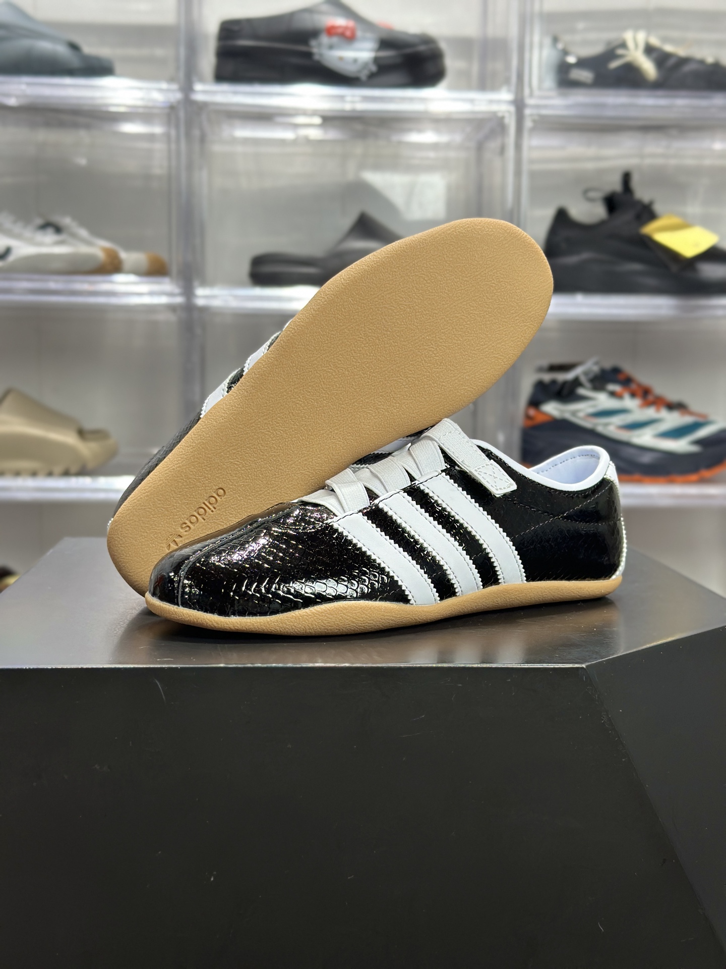 160 adidas Tokyo 蛇皮黑生胶款 KI4313