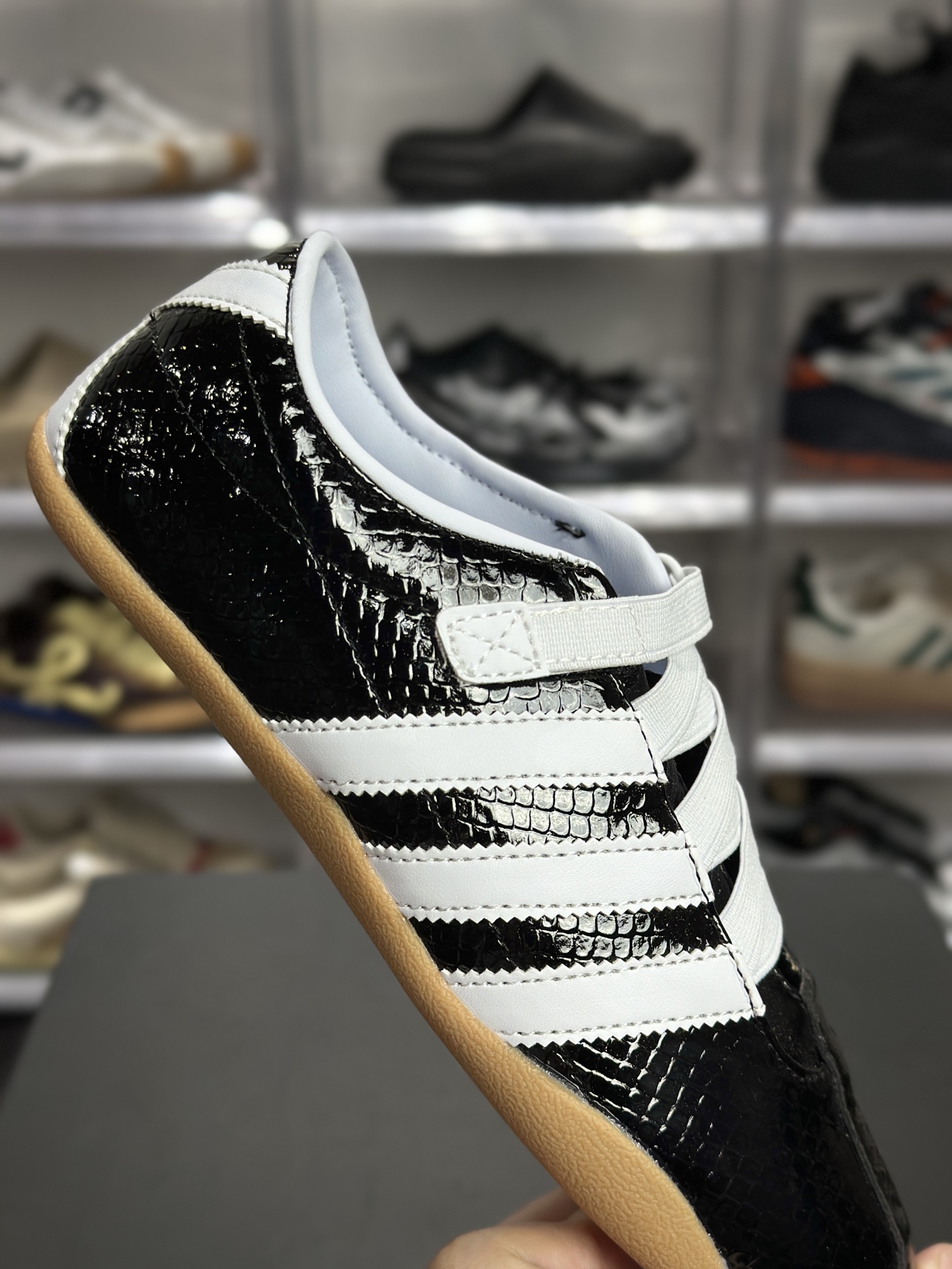 160 adidas Tokyo 蛇皮黑生胶款 KI4313