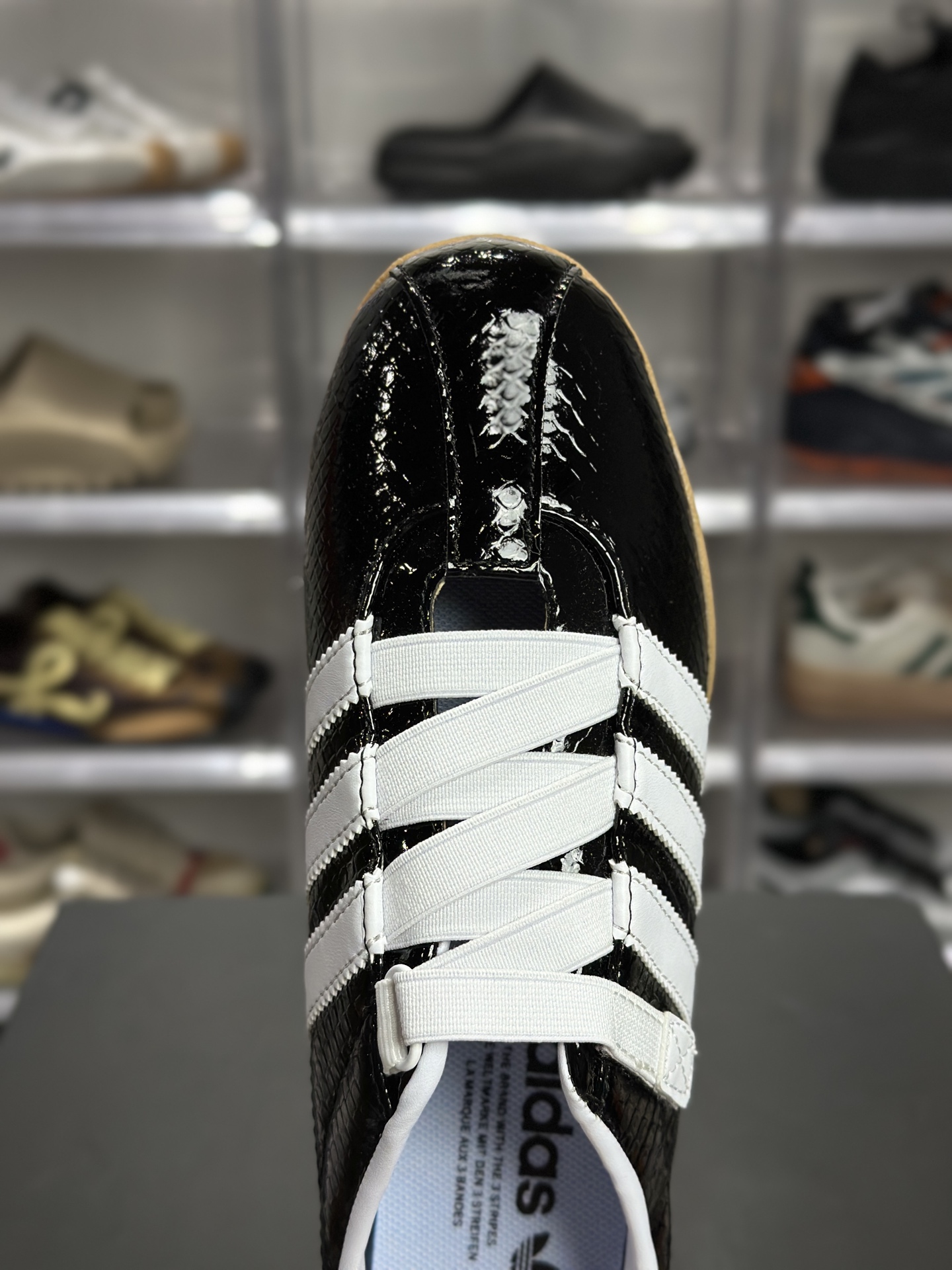 160 adidas Tokyo 蛇皮黑生胶款 KI4313