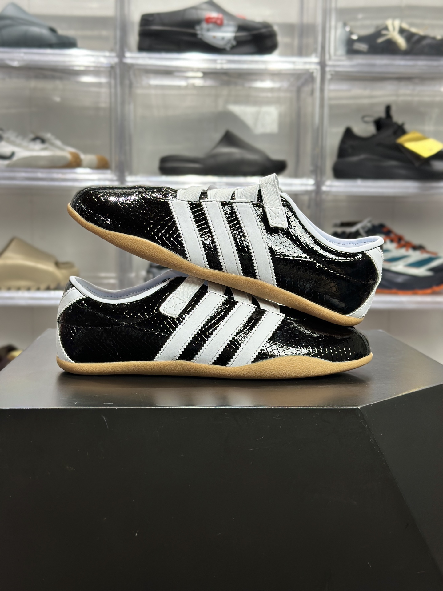 160 adidas Tokyo 蛇皮黑生胶款 KI4313
