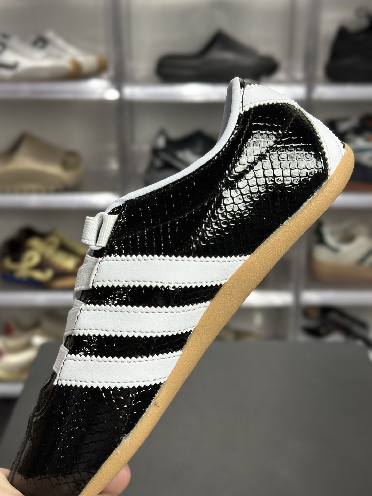 160 adidas Tokyo 蛇皮黑生胶款 KI4313