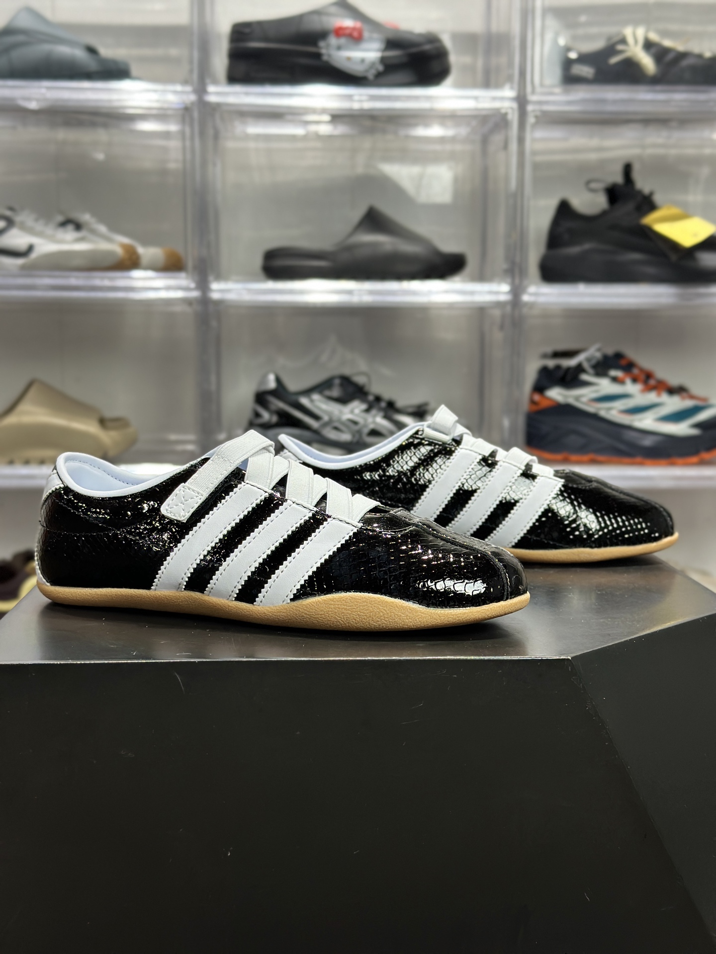 160 adidas Tokyo 蛇皮黑生胶款 KI4313