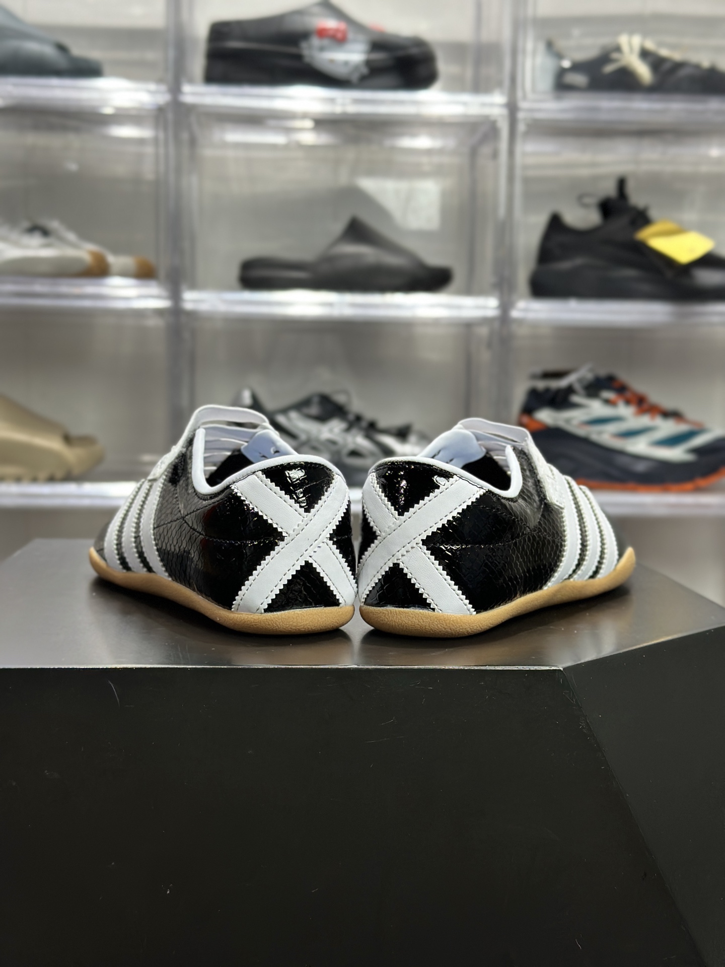 160 adidas Tokyo 蛇皮黑生胶款 KI4313
