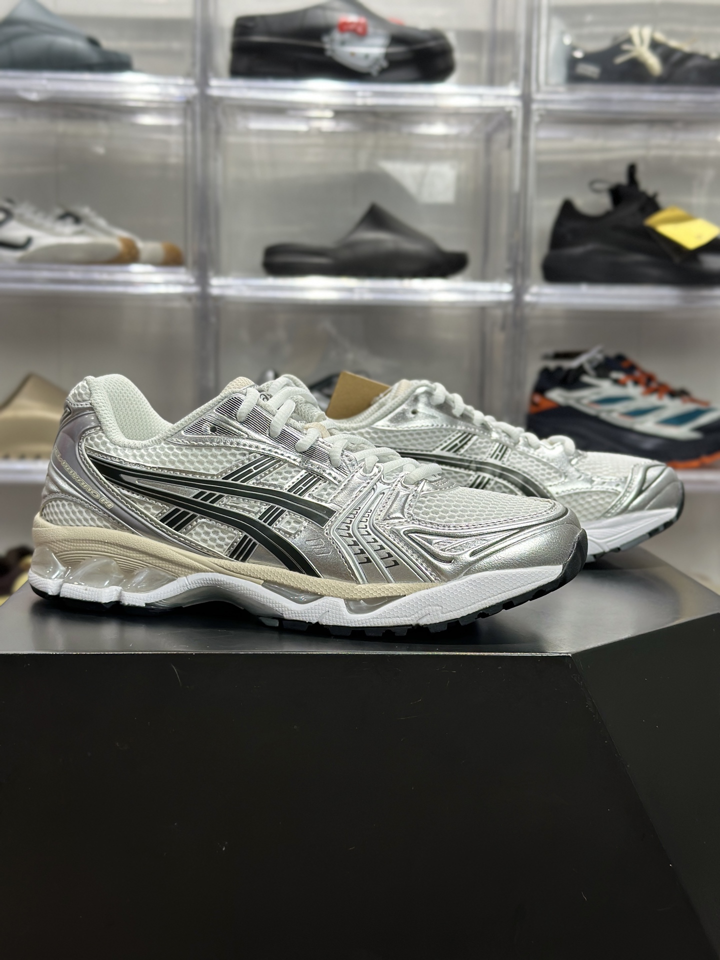 220 ASICS GEL-KAYANO 14 「银白色」 1203A537-110