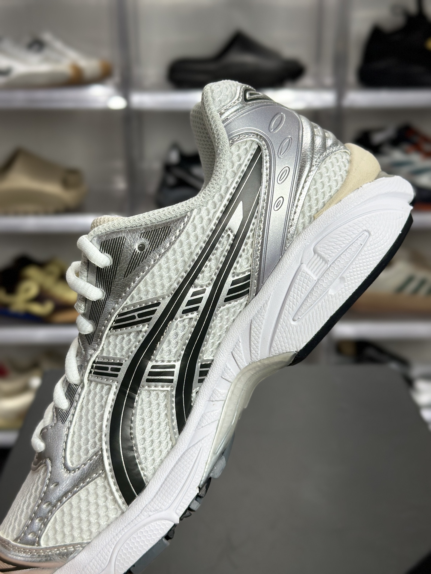 220 ASICS GEL-KAYANO 14 「银白色」 1203A537-110