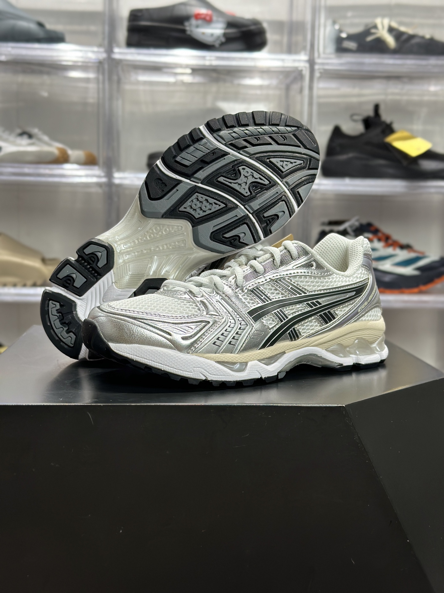 220 ASICS GEL-KAYANO 14 「银白色」 1203A537-110