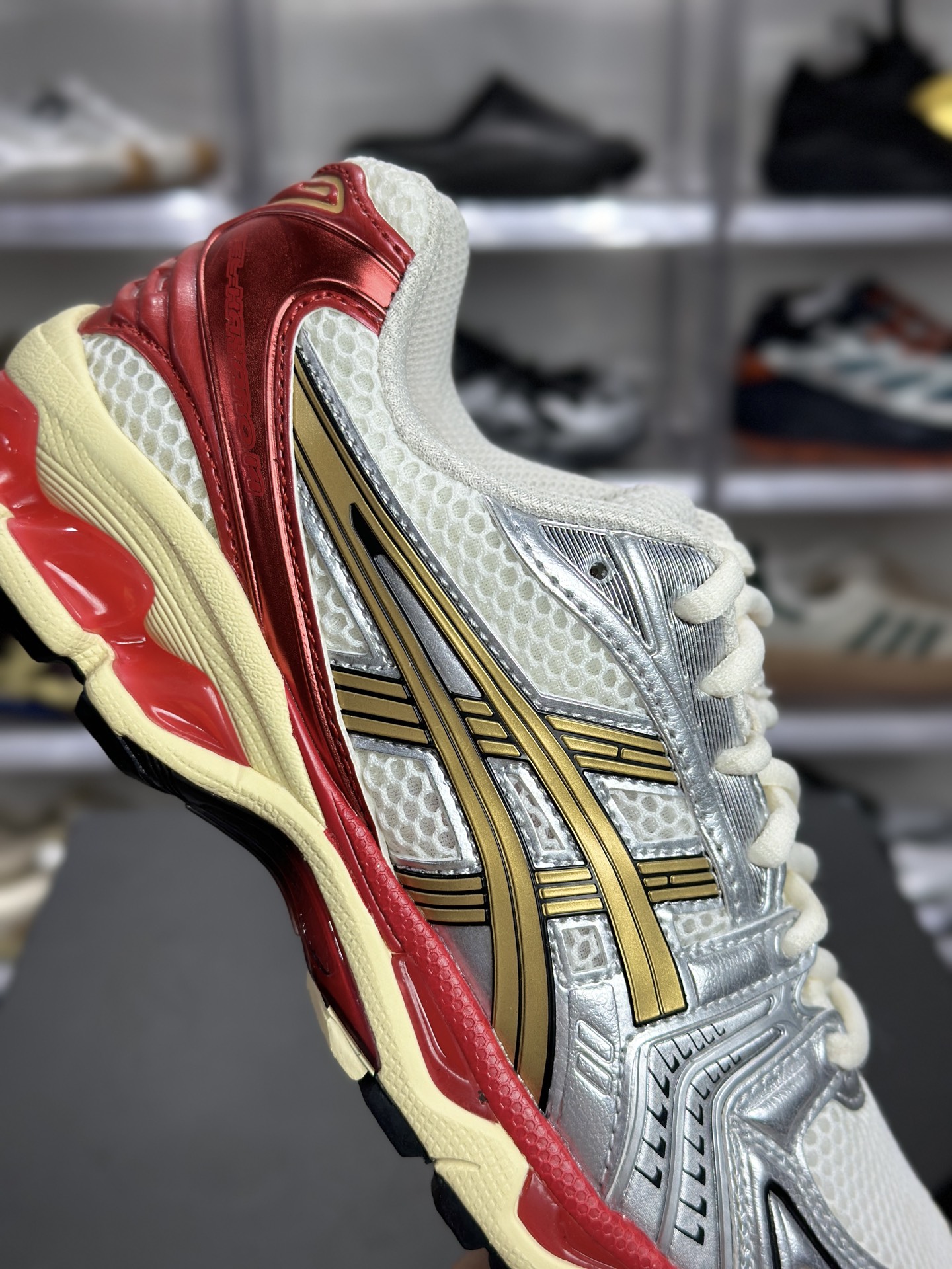 220 ASICS GEL-KAYANO 14「奥运金红」 1203A692-100 俗称复古金银红款