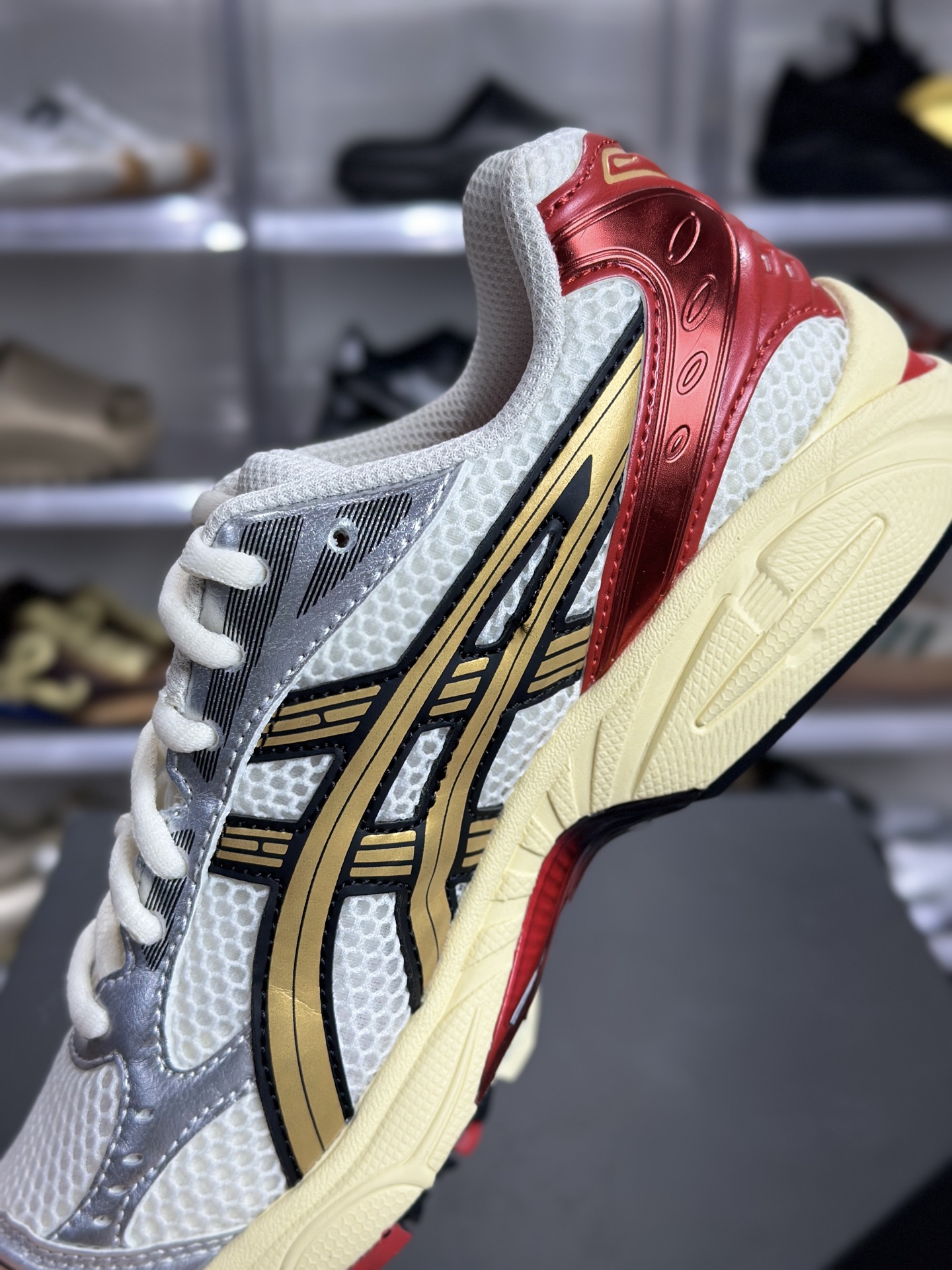220 ASICS GEL-KAYANO 14「奥运金红」 1203A692-100 俗称复古金银红款