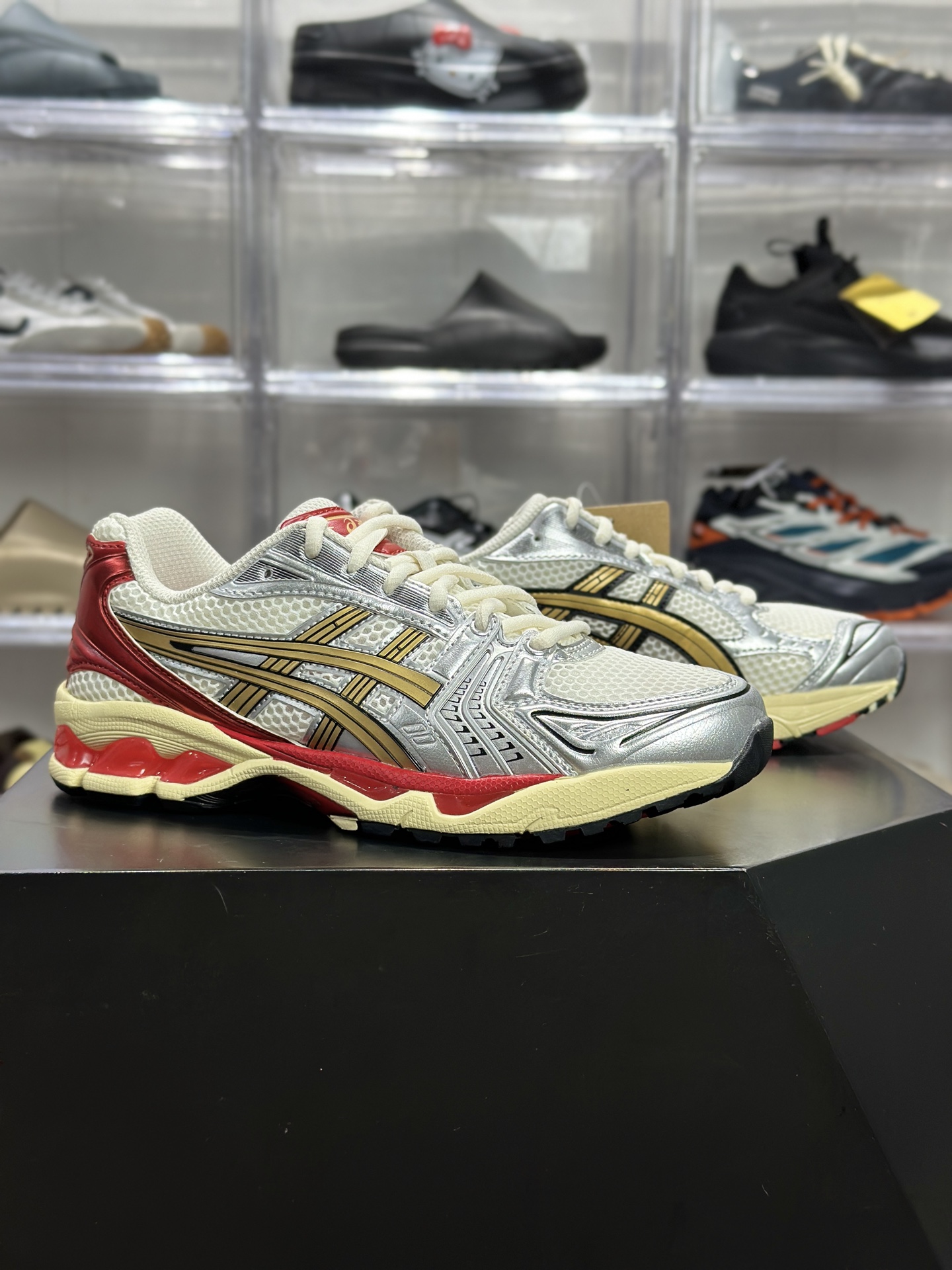 220 ASICS GEL-KAYANO 14「奥运金红」 1203A692-100 俗称复古金银红款
