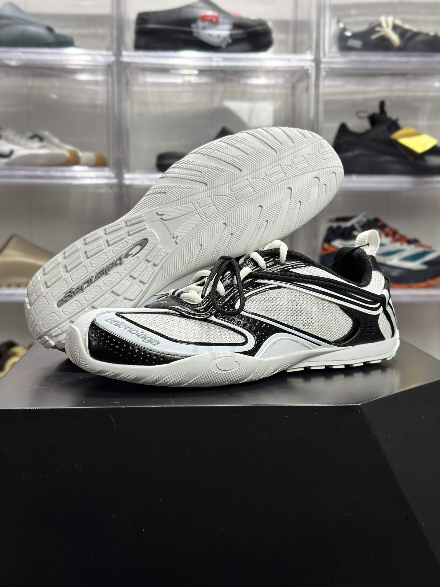 300 WE11DONE Radar Sneaker 黑白解构（简称 “WE11DONE 雷达鞋”） 845703 WE11E0 RD