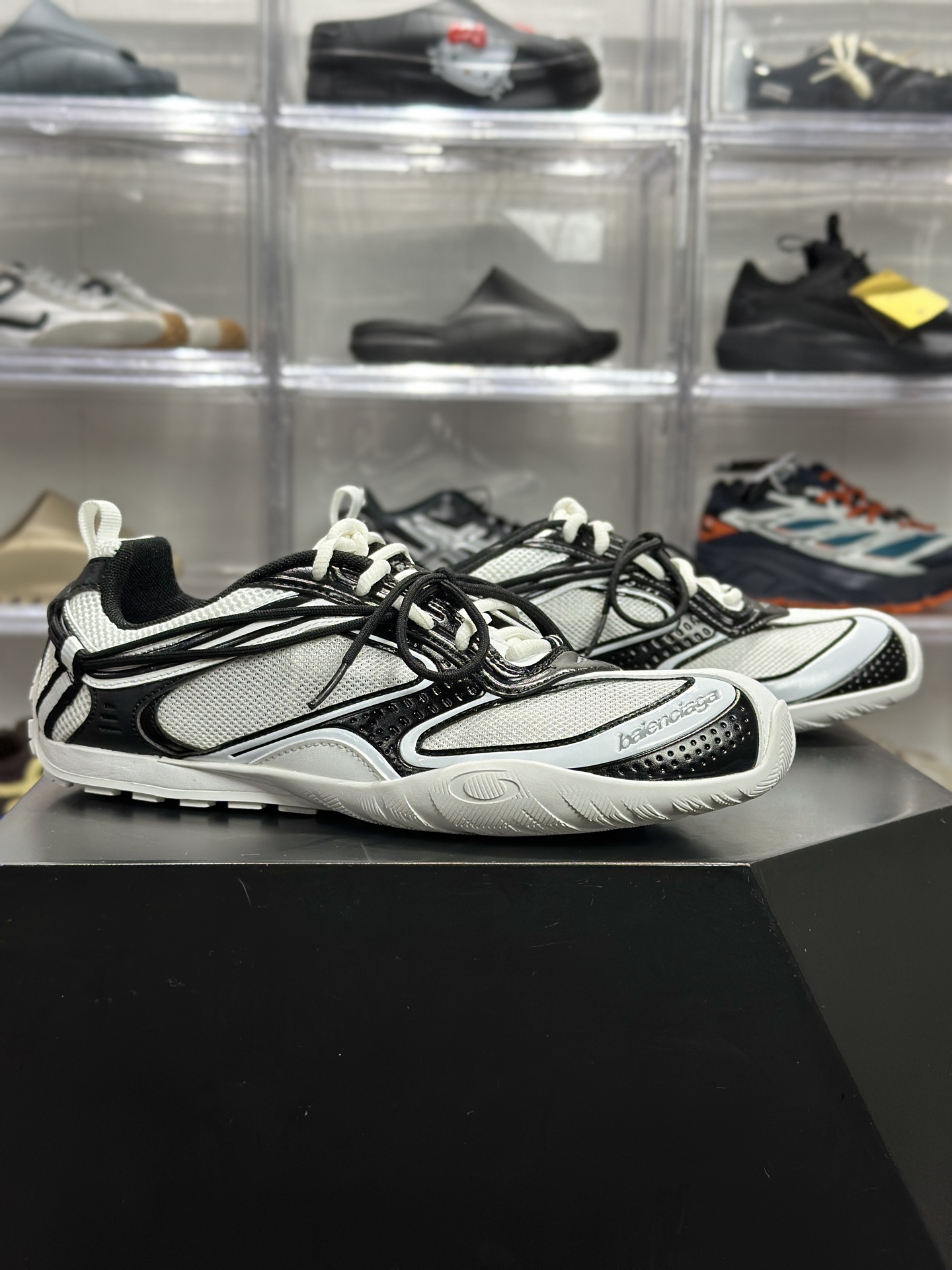 300 WE11DONE Radar Sneaker 黑白解构（简称 “WE11DONE 雷达鞋”） 845703 WE11E0 RD