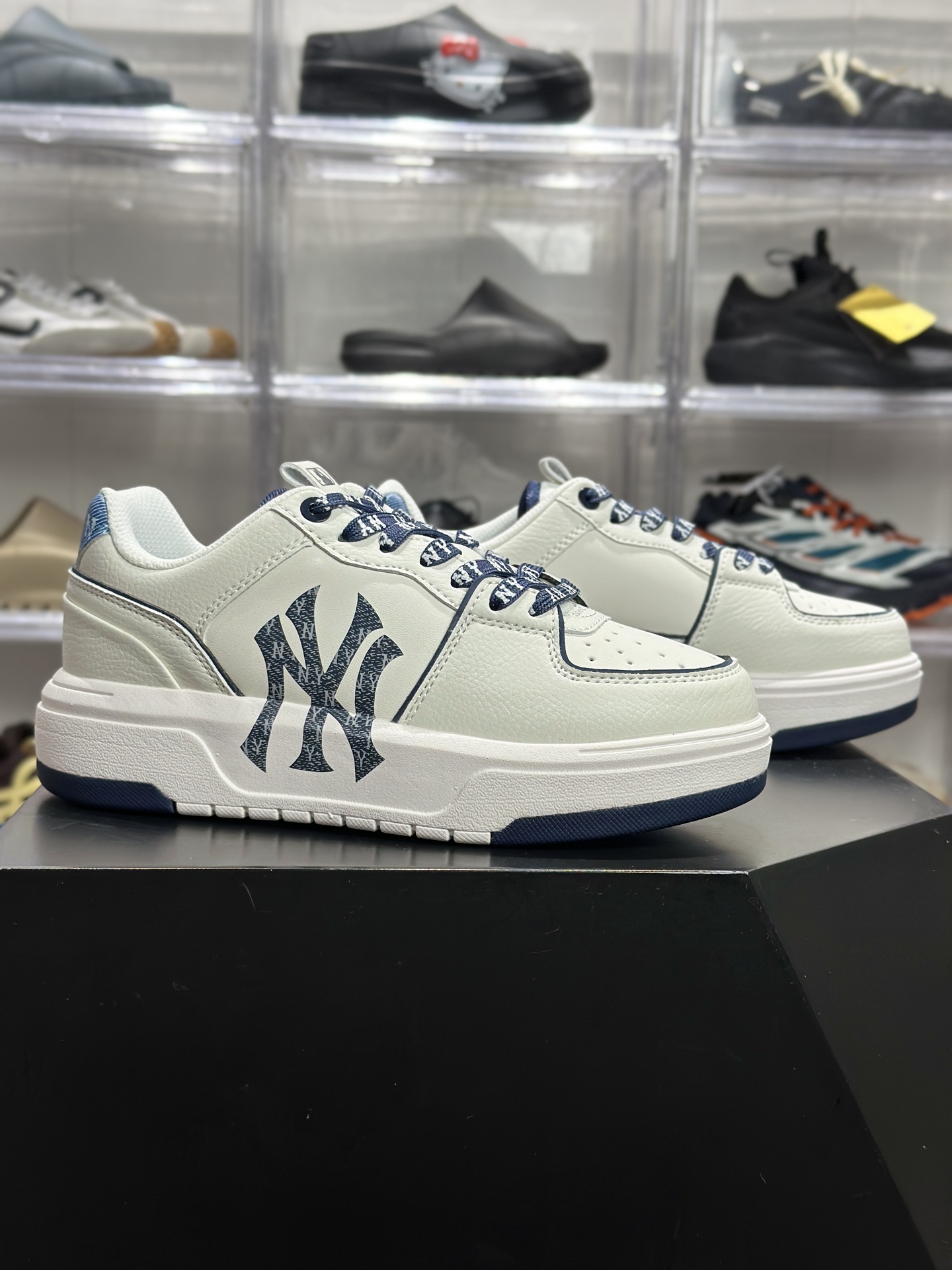 Louis Vuitton × MLB 联名 NY 老花奢潮板鞋 奶白 + 蓝纹细节清新奢潮感拉满 搭衬衫-High Quatity Cheap Brand wholesale wholesaler seller Clothes Bags handbags Sneakers Top Fashion Clothing Shoes from China Factory Chinese suppliers best Quality Beautiful Price Louis Vuitton × MLB 联名 NY 老花奢潮板鞋 奶白 + 蓝纹细节清新奢潮感拉满 搭衬衫