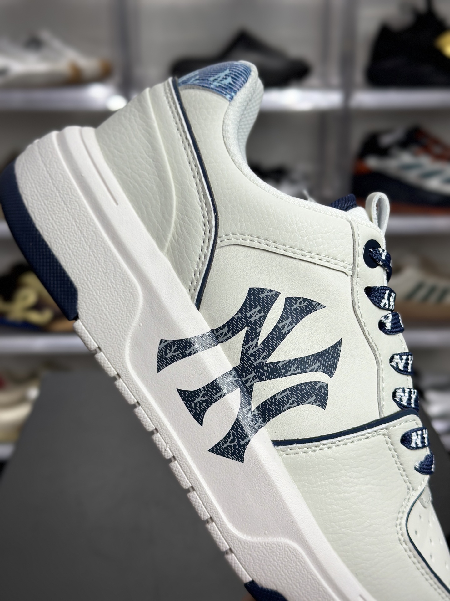 Louis Vuitton × MLB 联名 NY 老花奢潮板鞋 奶白 + 蓝纹细节清新奢潮感拉满 搭衬衫-High Quatity Cheap Brand wholesale wholesaler seller Clothes Bags handbags Sneakers Top Fashion Clothing Shoes from China Factory Chinese suppliers best Quality Beautiful Price Louis Vuitton × MLB 联名 NY 老花奢潮板鞋 奶白 + 蓝纹细节清新奢潮感拉满 搭衬衫