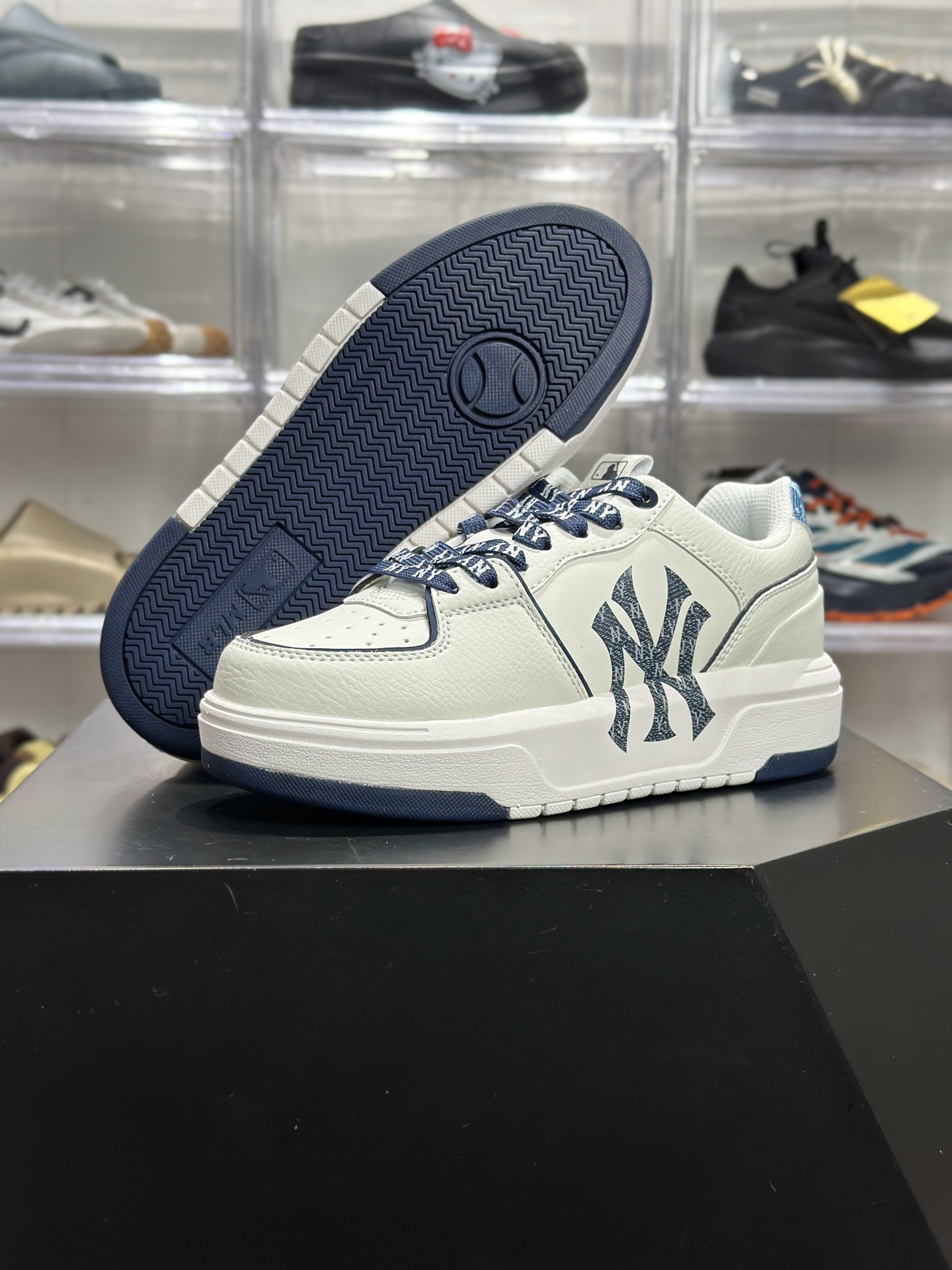 Louis Vuitton × MLB 联名 NY 老花奢潮板鞋 奶白 + 蓝纹细节清新奢潮感拉满 搭衬衫-High Quatity Cheap Brand wholesale wholesaler seller Clothes Bags handbags Sneakers Top Fashion Clothing Shoes from China Factory Chinese suppliers best Quality Beautiful Price Louis Vuitton × MLB 联名 NY 老花奢潮板鞋 奶白 + 蓝纹细节清新奢潮感拉满 搭衬衫