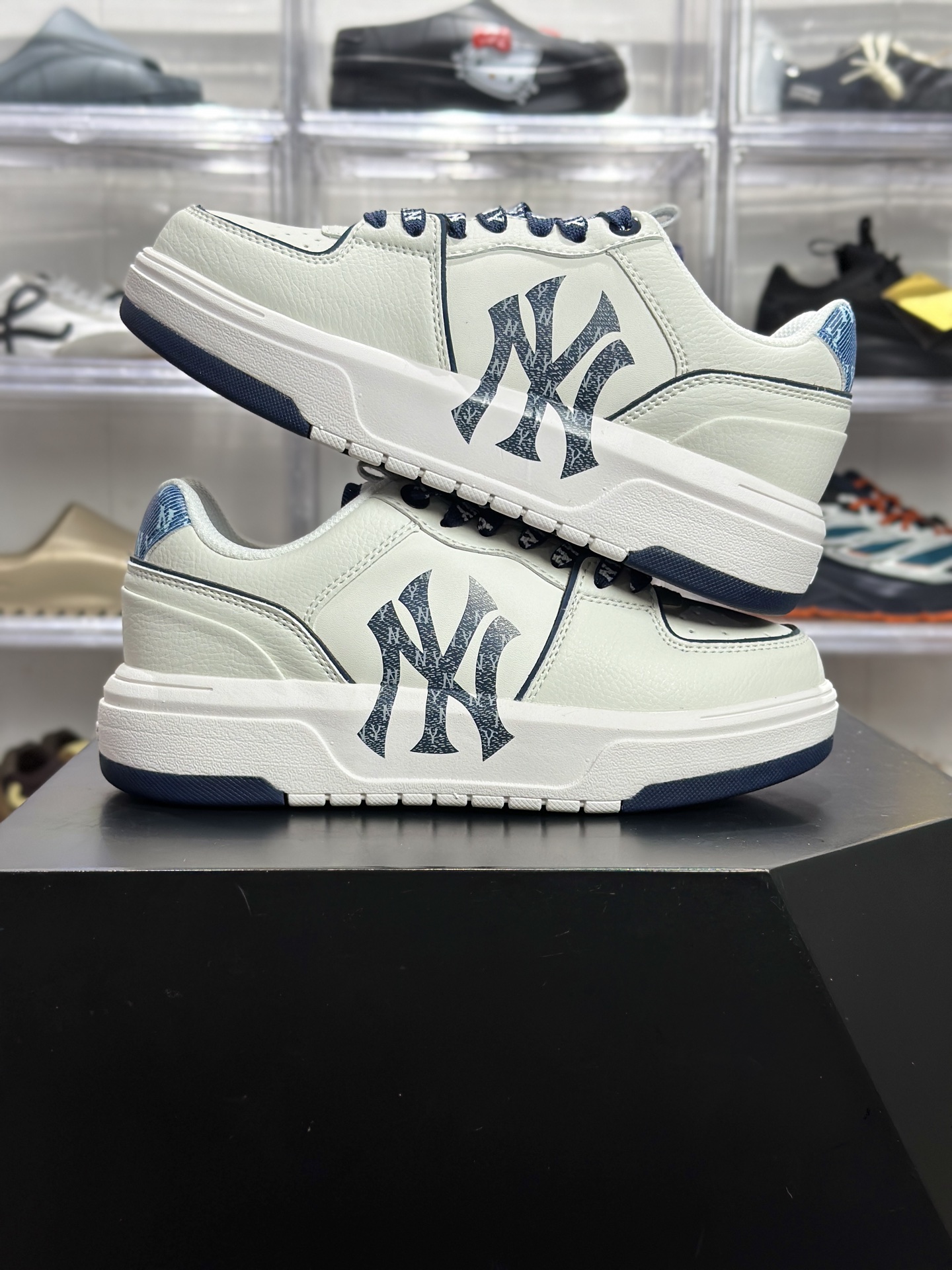 Louis Vuitton × MLB 联名 NY 老花奢潮板鞋 奶白 + 蓝纹细节清新奢潮感拉满 搭衬衫-High Quatity Cheap Brand wholesale wholesaler seller Clothes Bags handbags Sneakers Top Fashion Clothing Shoes from China Factory Chinese suppliers best Quality Beautiful Price Louis Vuitton × MLB 联名 NY 老花奢潮板鞋 奶白 + 蓝纹细节清新奢潮感拉满 搭衬衫
