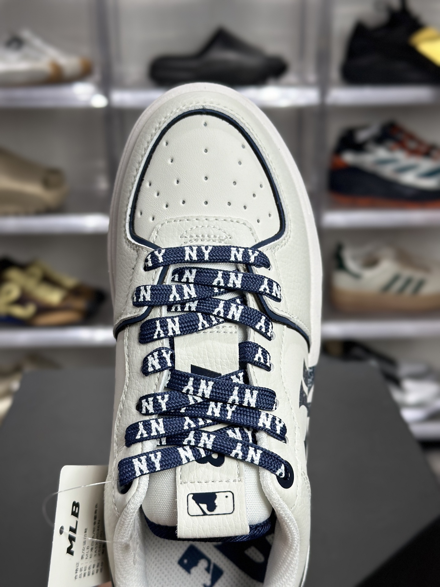 Louis Vuitton × MLB 联名 NY 老花奢潮板鞋 奶白 + 蓝纹细节清新奢潮感拉满 搭衬衫-High Quatity Cheap Brand wholesale wholesaler seller Clothes Bags handbags Sneakers Top Fashion Clothing Shoes from China Factory Chinese suppliers best Quality Beautiful Price Louis Vuitton × MLB 联名 NY 老花奢潮板鞋 奶白 + 蓝纹细节清新奢潮感拉满 搭衬衫