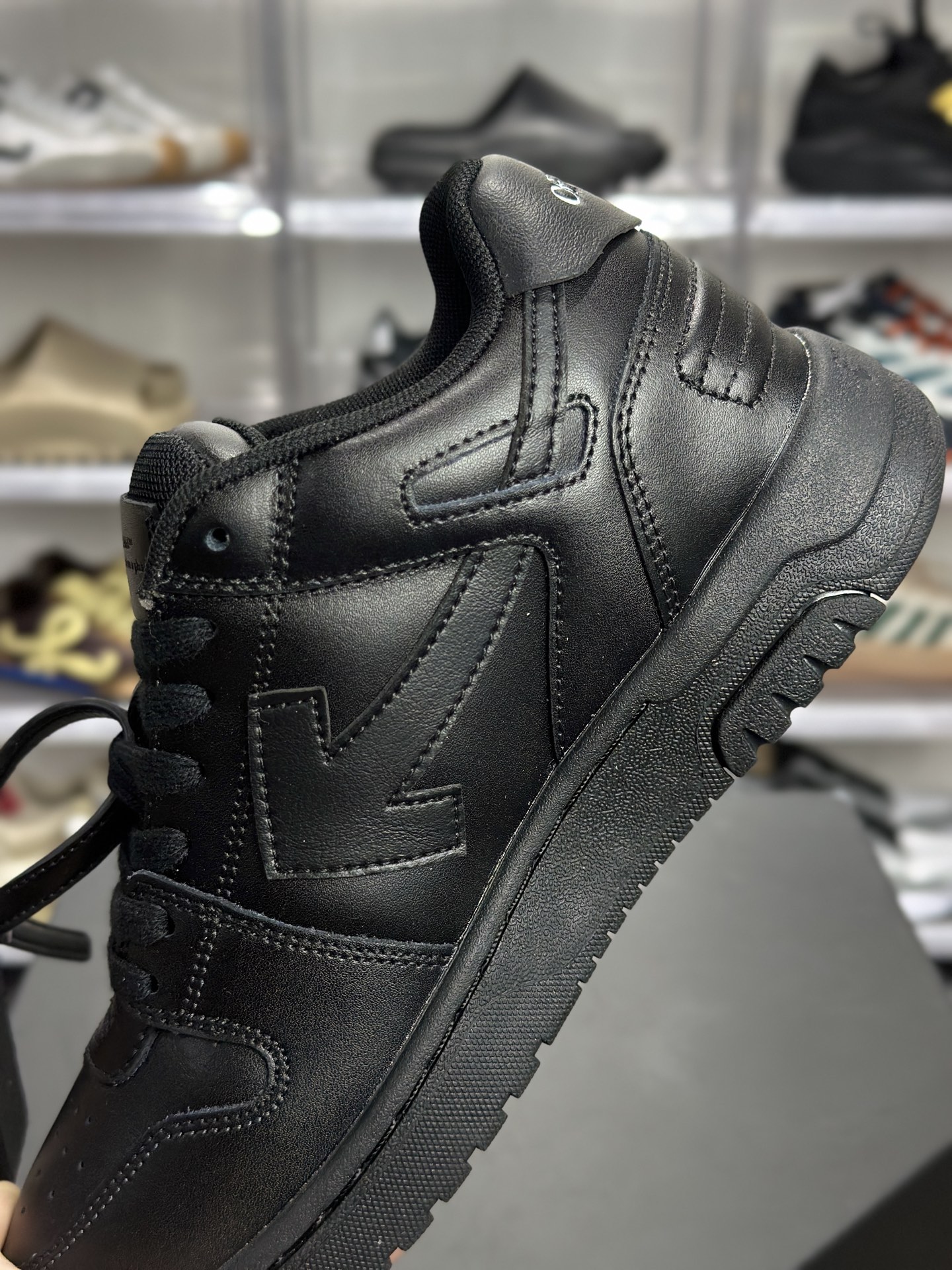 260 OFF-WHITE Out Of Office 全黑板鞋（简称 “OW 黑箭头”） OMIA189BLEA015
