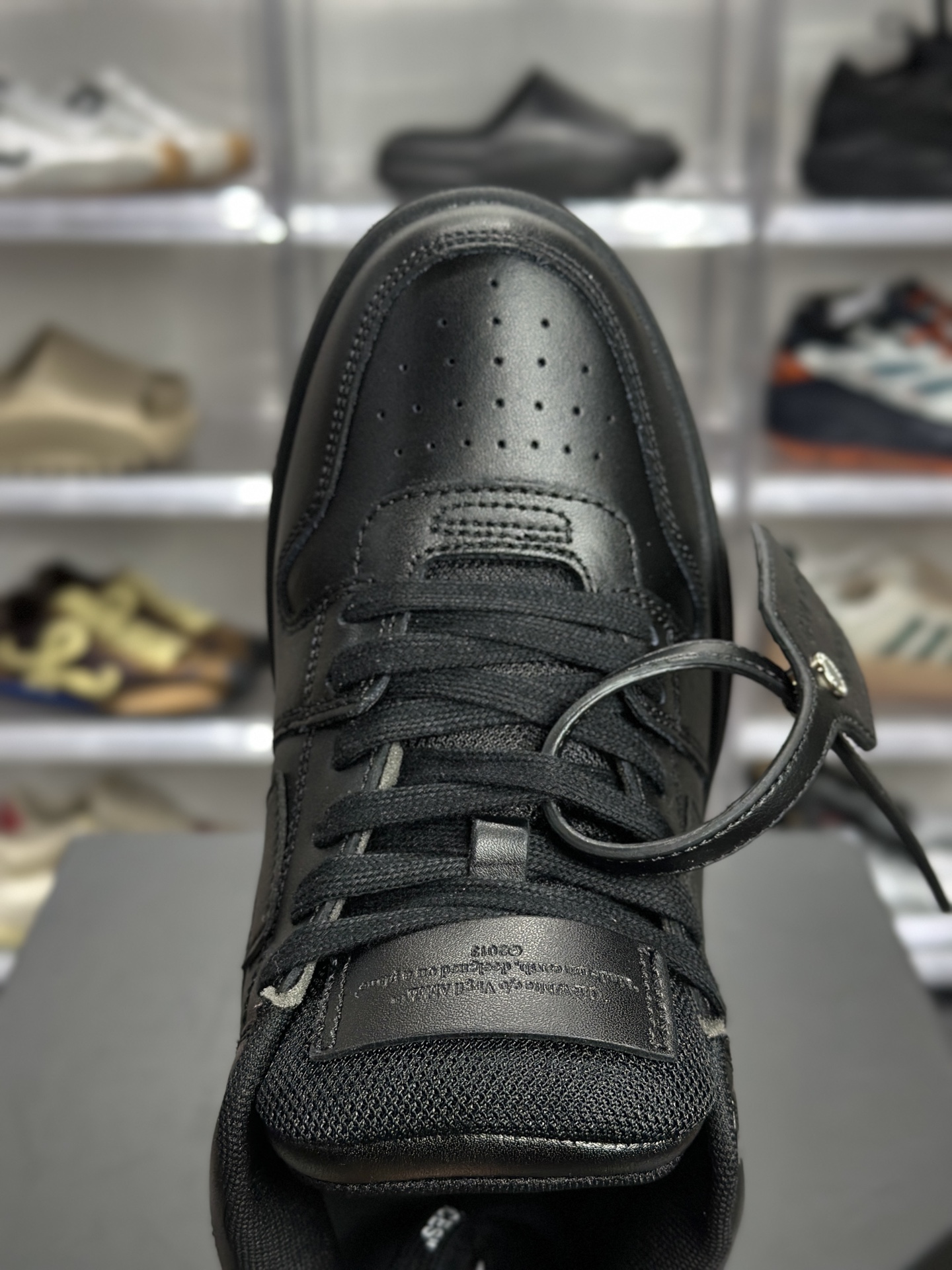 260 OFF-WHITE Out Of Office 全黑板鞋（简称 “OW 黑箭头”） OMIA189BLEA015