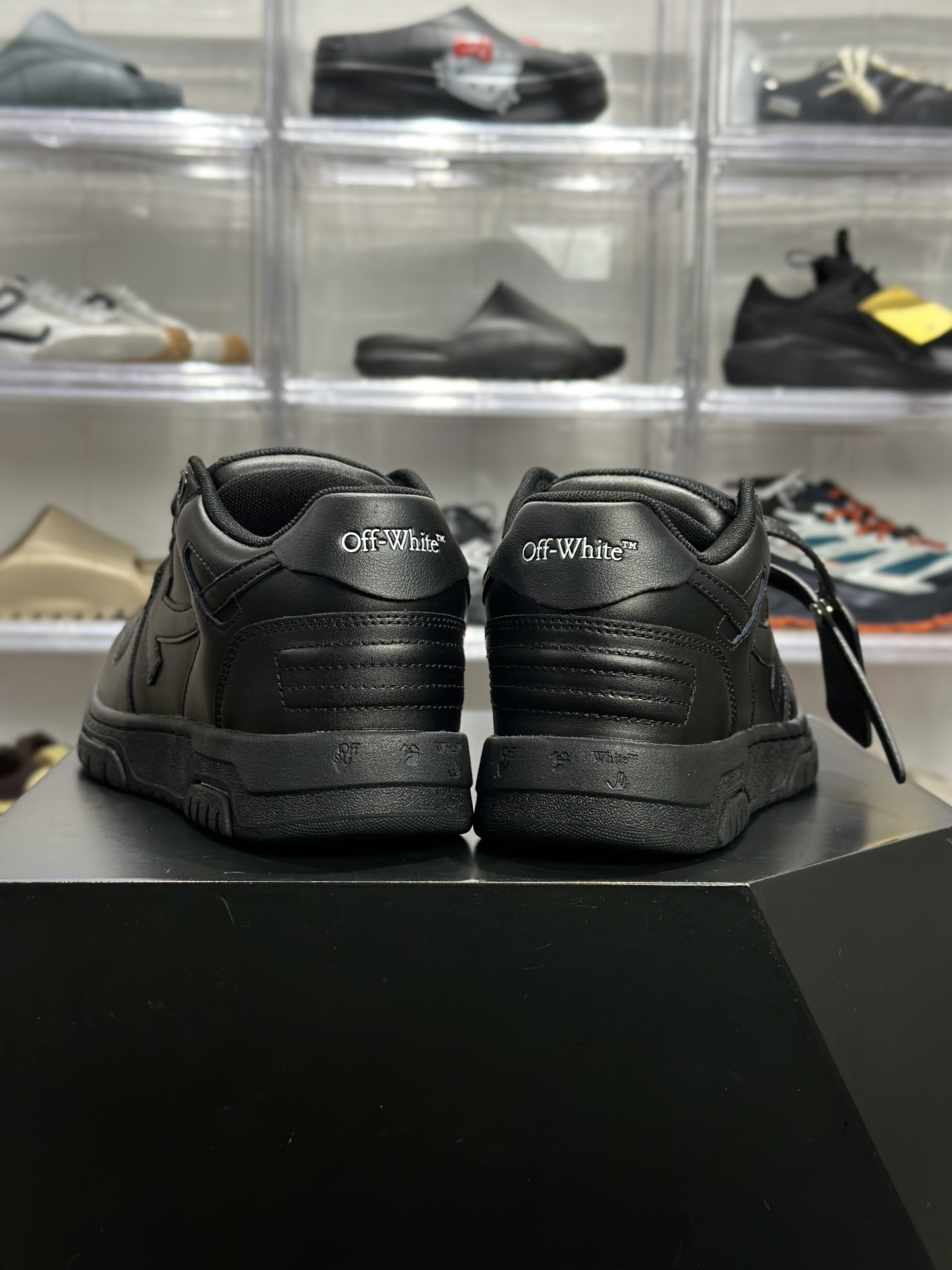 260 OFF-WHITE Out Of Office 全黑板鞋（简称 “OW 黑箭头”） OMIA189BLEA015