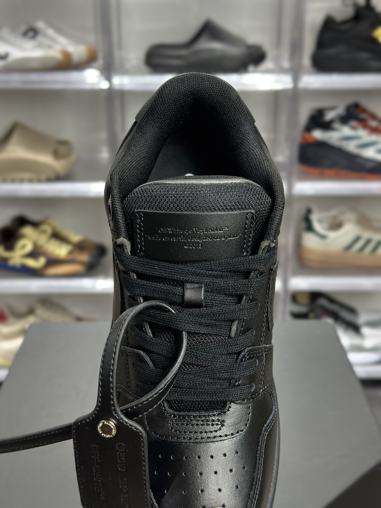 260 OFF-WHITE Out Of Office 全黑板鞋（简称 “OW 黑箭头”） OMIA189BLEA015