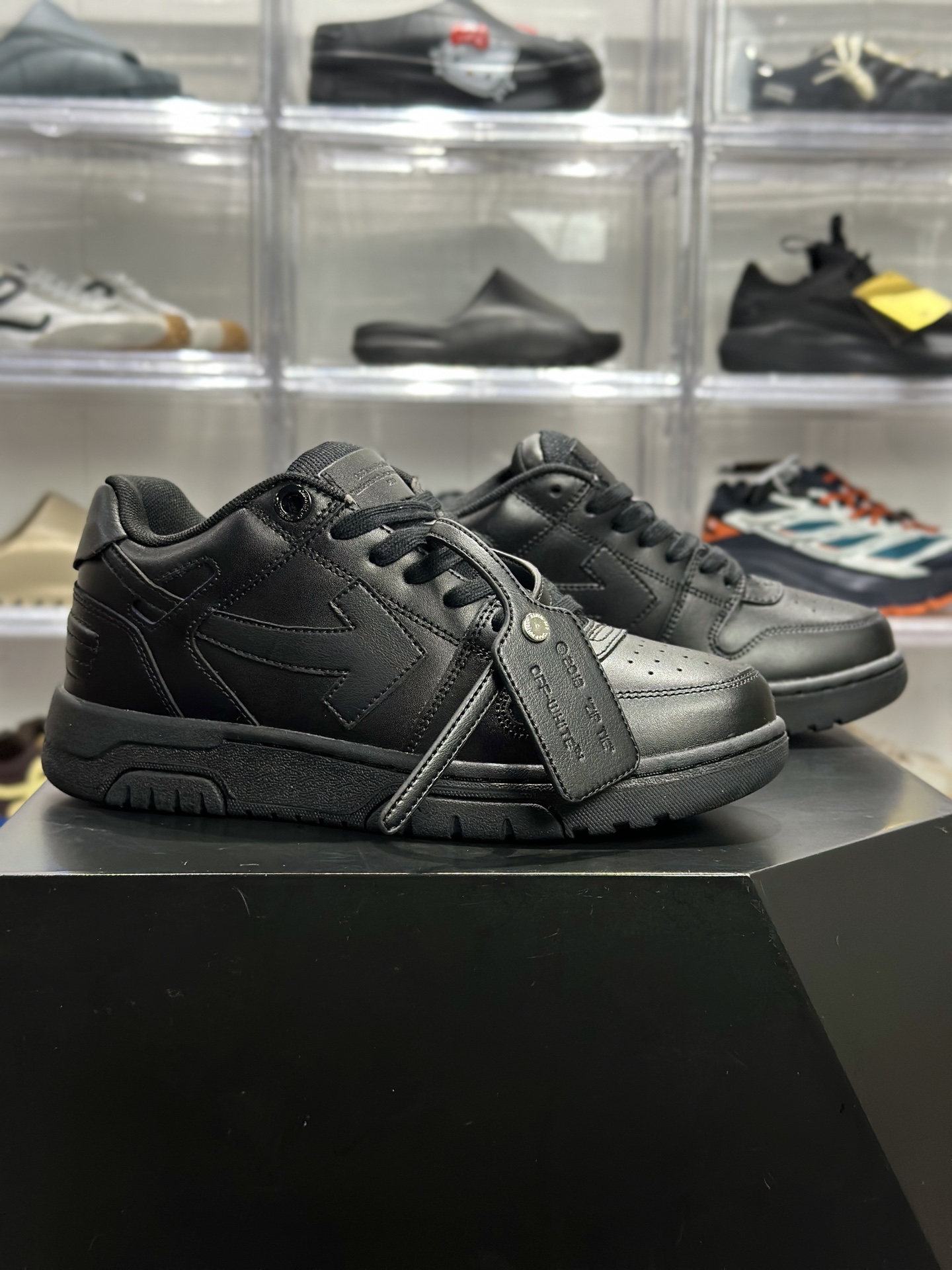 260 OFF-WHITE Out Of Office 全黑板鞋（简称 “OW 黑箭头”） OMIA189BLEA015