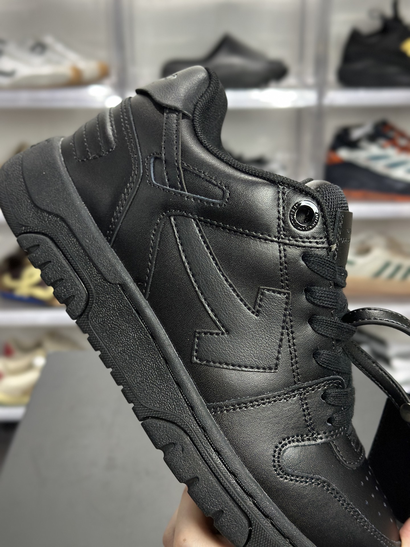 260 OFF-WHITE Out Of Office 全黑板鞋（简称 “OW 黑箭头”） OMIA189BLEA015