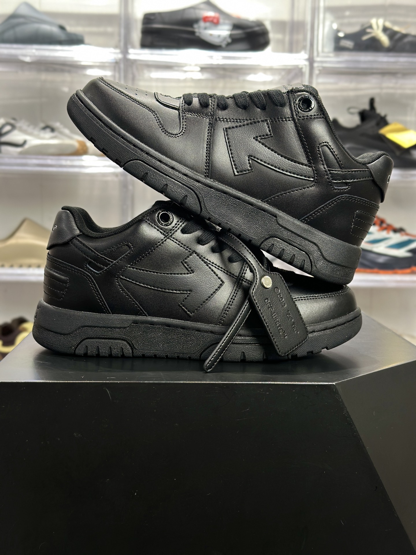 260 OFF-WHITE Out Of Office 全黑板鞋（简称 “OW 黑箭头”） OMIA189BLEA015