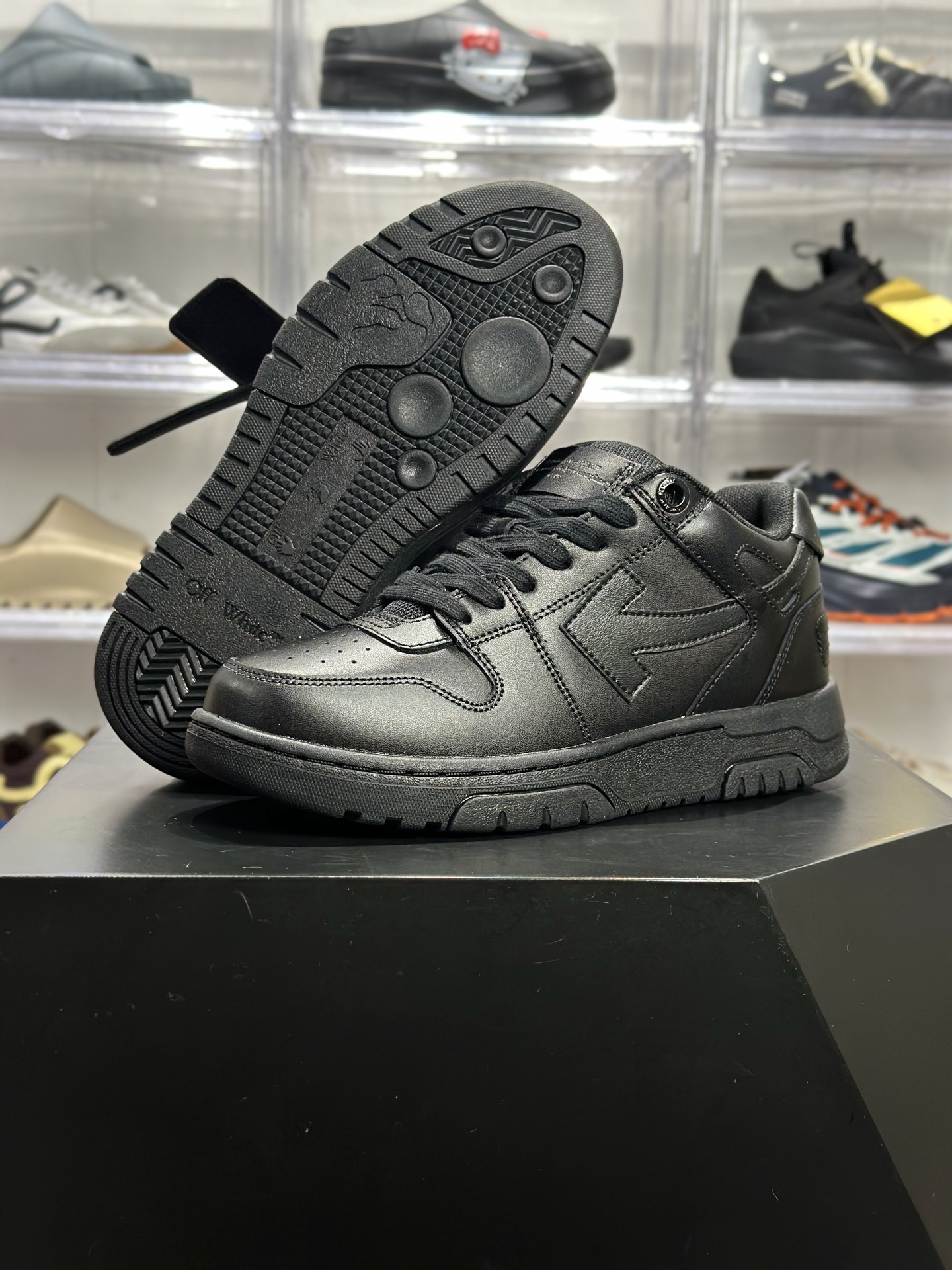 260 OFF-WHITE Out Of Office 全黑板鞋（简称 “OW 黑箭头”） OMIA189BLEA015
