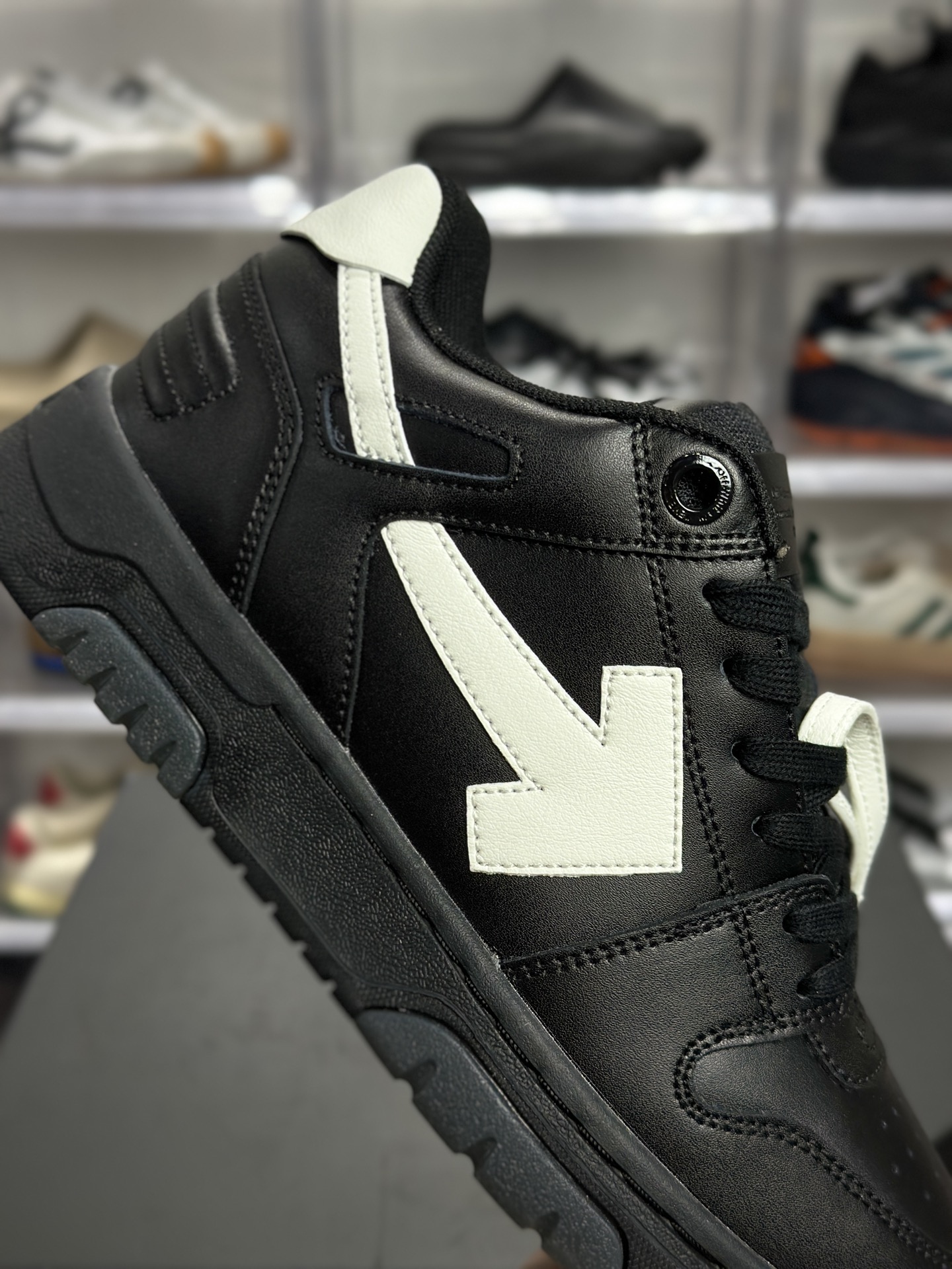 260 OFF-WHITE Out Of Office 板鞋（简称 “OW 箭头鞋”） OMIA189LEA001