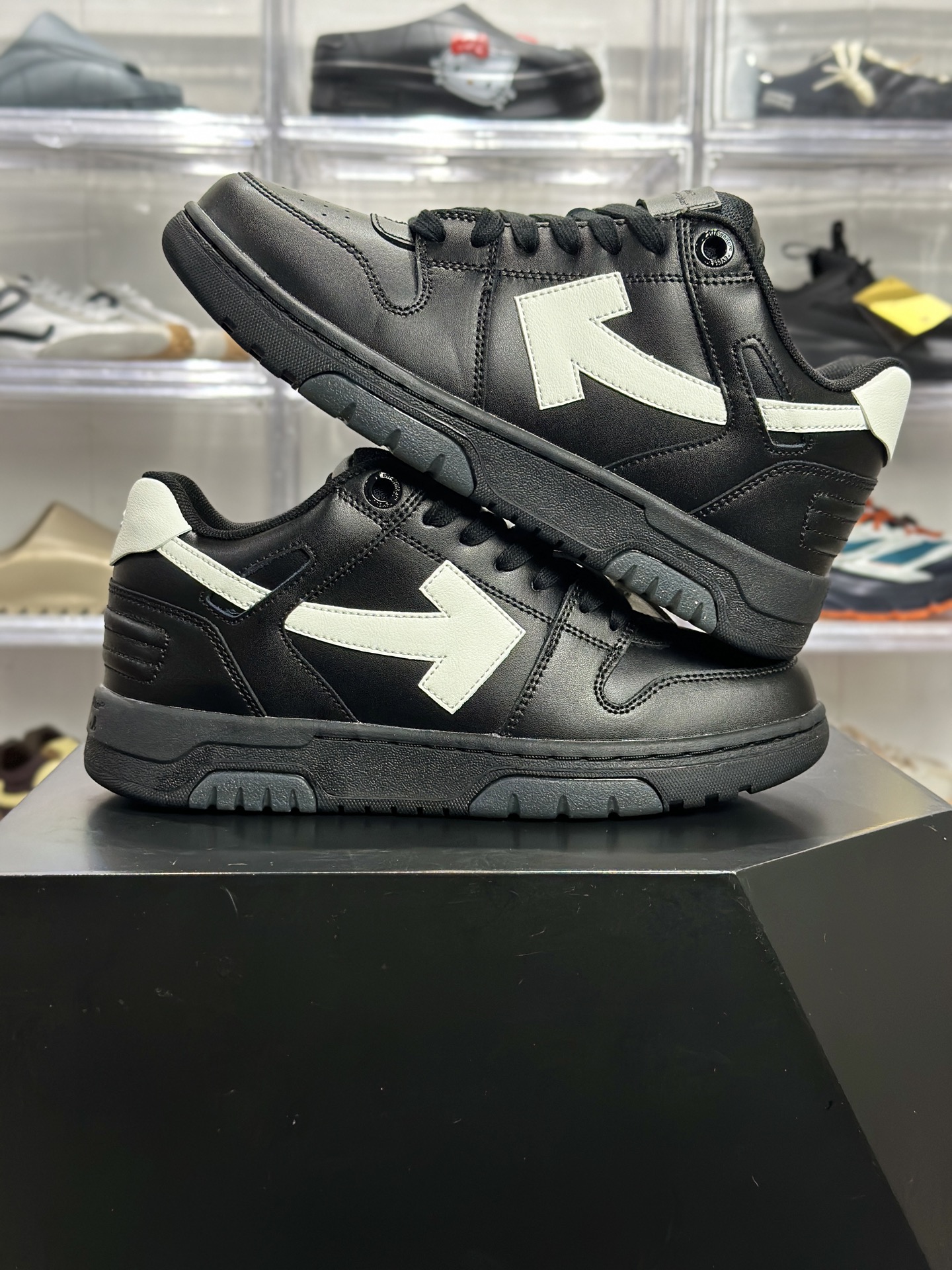 260 OFF-WHITE Out Of Office 板鞋（简称 “OW 箭头鞋”） OMIA189LEA001