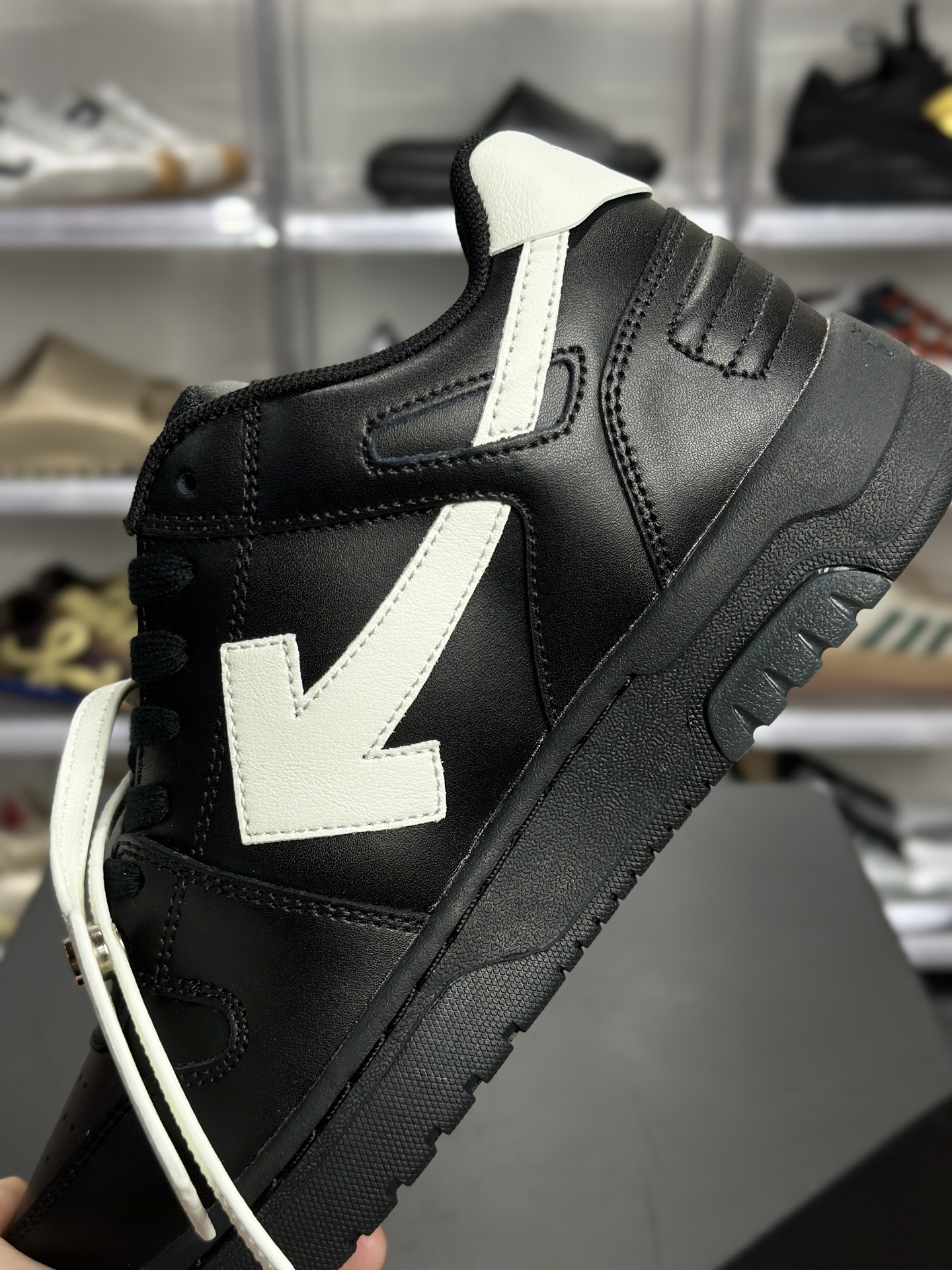 260 OFF-WHITE Out Of Office 板鞋（简称 “OW 箭头鞋”） OMIA189LEA001