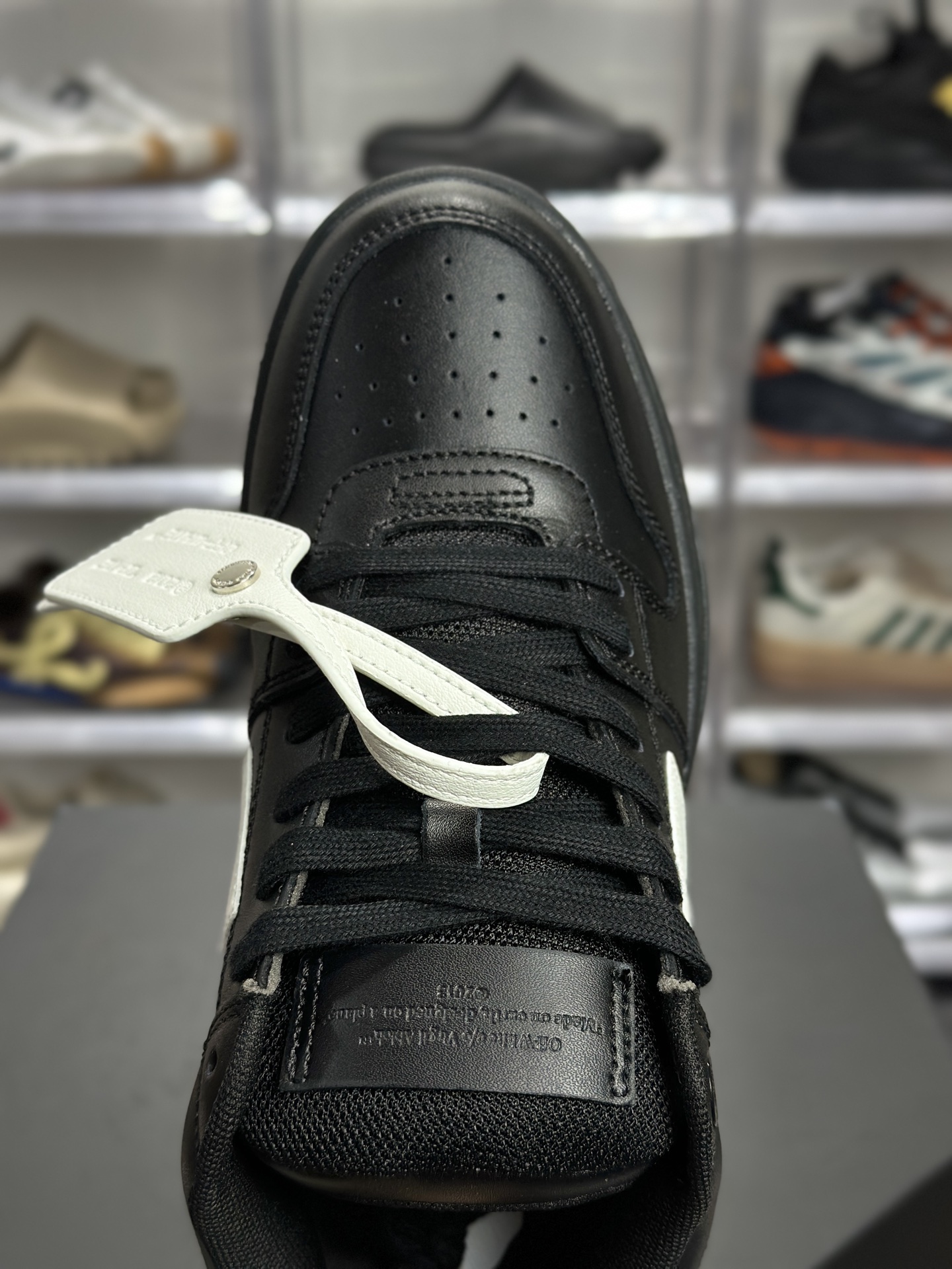 260 OFF-WHITE Out Of Office 板鞋（简称 “OW 箭头鞋”） OMIA189LEA001