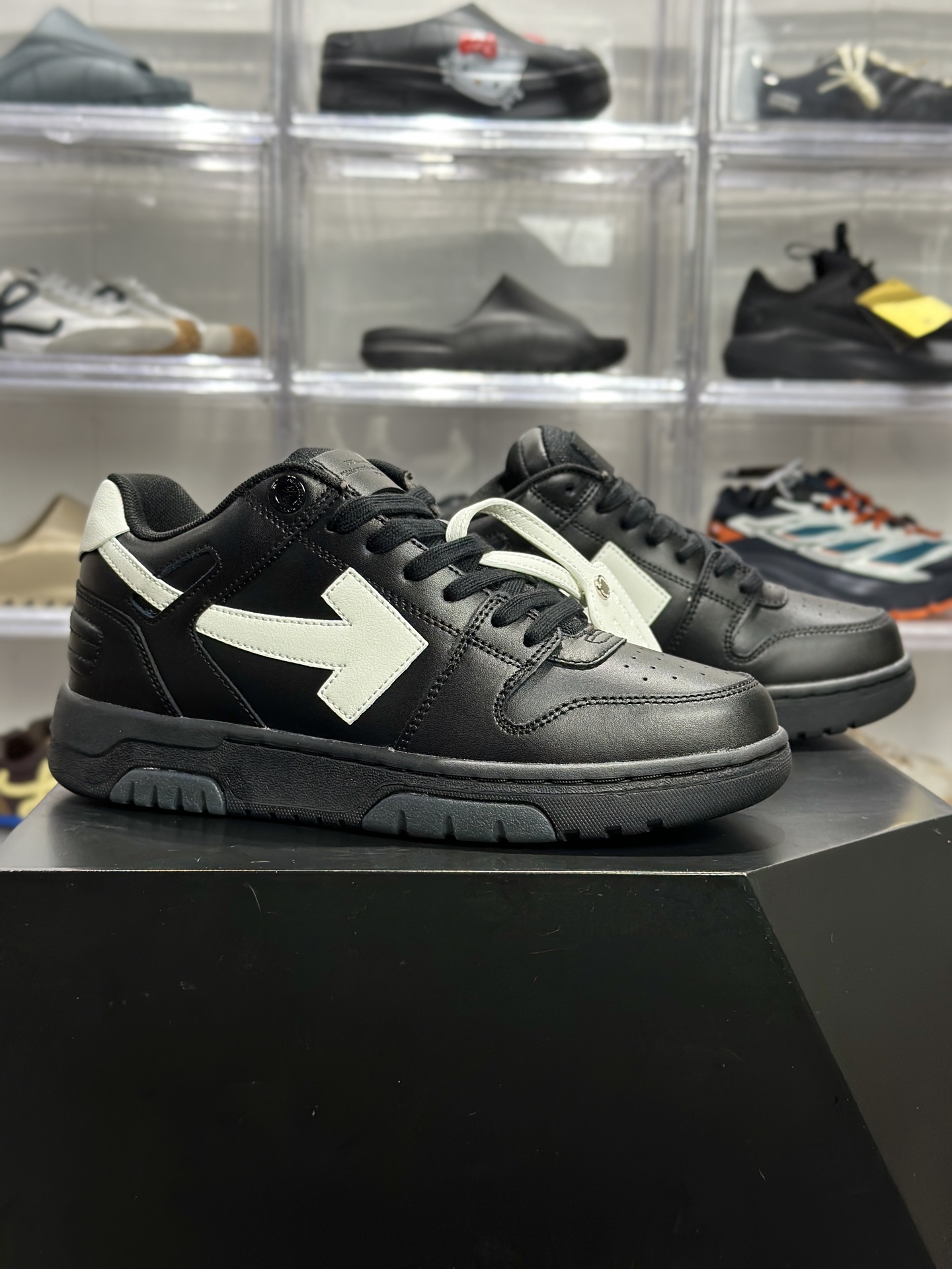 260 OFF-WHITE Out Of Office 板鞋（简称 “OW 箭头鞋”） OMIA189LEA001
