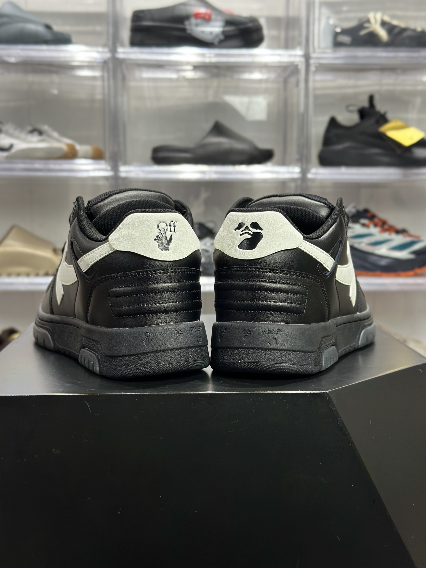 260 OFF-WHITE Out Of Office 板鞋（简称 “OW 箭头鞋”） OMIA189LEA001